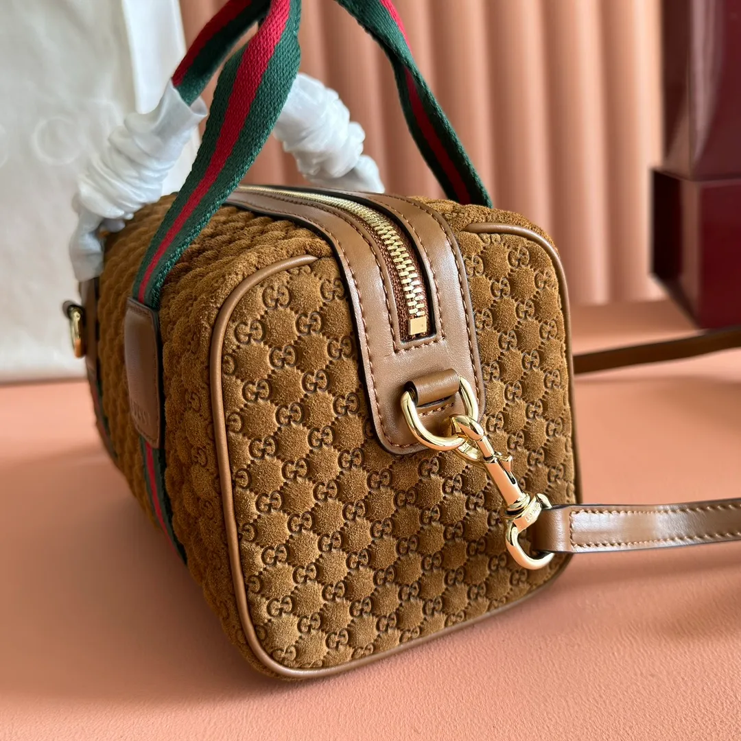 p1080💋💋💋. "With full set of original counter packaging" [New Product] Inspired by Gucci's iconic travel bag silhouette, the brand launched the Mini GG handbag. This handbag is crafted from soft GG presbyopic canvas and is equipped with web handles and a detachable shoulder strap. It reinterprets the brand's classic elements and pays homage to Gucci's proud travel tradition. Beige and dark brown GG monogram coated fabric Ankara red leather trim Light gold tone hardware Green linen cotton blend lining Carry handles (10cm high) Detachable and adjustable leather shoulder strap (50cm high; Length: 101.5cm) Model number: 859975. Dimensions: 20cm (W) x 13cm (H) x 13cm (D) Weight: approx. 0.4kg Colour: Brown cloth/PVC. Made in Italy
