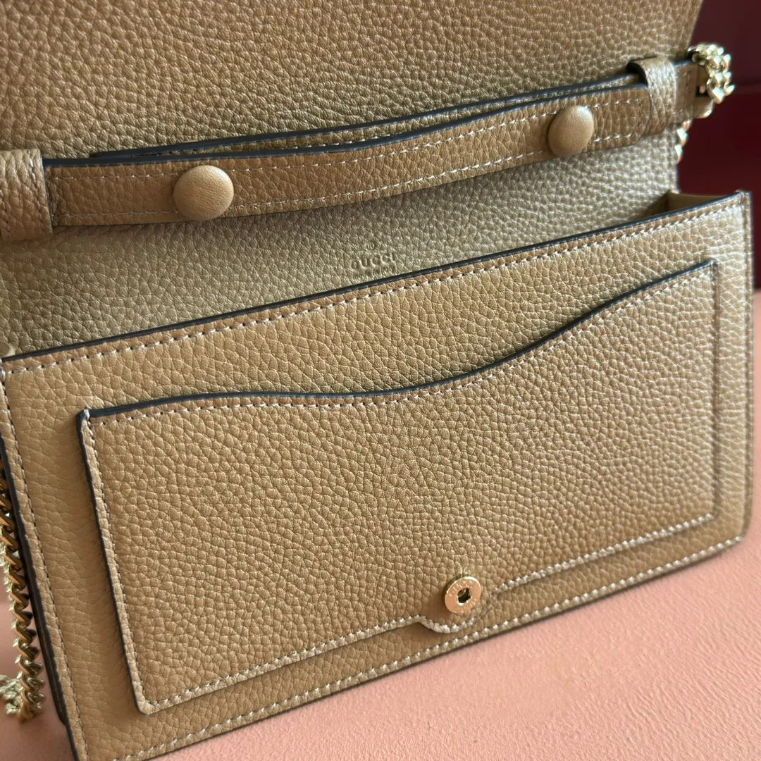 p980. 💋💋💋Original leather configuration counter complete packaging [New product] This Dionysus series chain wallet is crafted from light blue grain leather and cleverly integrated into the double tiger head lock with buttons. The shape is small and exquisite yet elegant, and equipped with a fixed chain shoulder strap, making it a sophisticated bag suitable for day and night. Light blue grained leather Light gold-tone hardware Internal: 6 card compartments, 1 zip pocket External: One flat pocket Double tiger head closure with button Weight: approx. 0.42 kg Model number: 837373. Dimensions: 20cm (width) x 11.5cm (height) x 2.5cm (d) Color: brown full leather. Made in Italy
