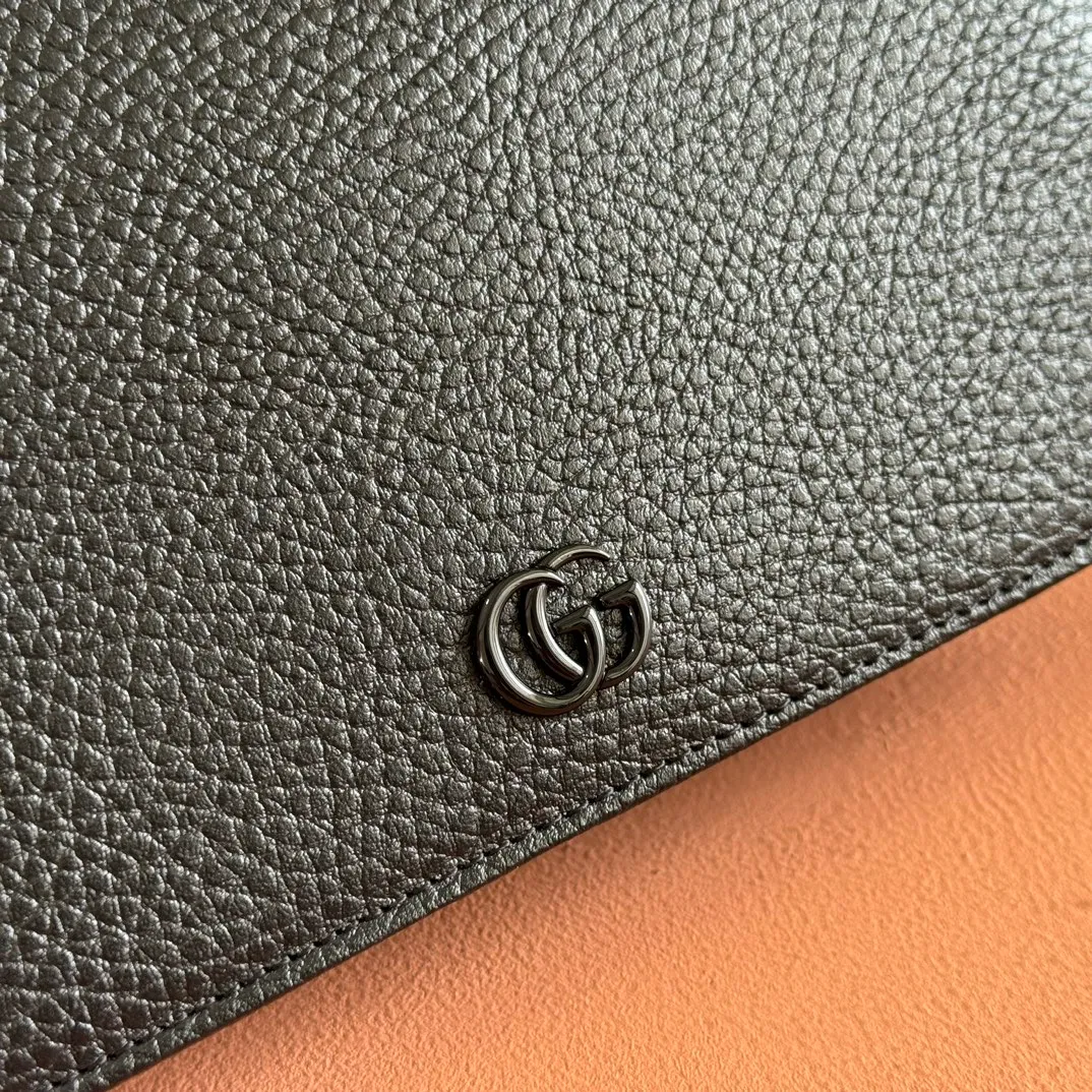 p700. 📣📣📣【Combined with original counter packaging】GG Marmont series This GG Marmont series chain bag is made of classic and durable black leather, adding another classic to the "Aria-Fashion Aria" series. The Double G accessory originates from the belt buckle design of the 1970s, and is reinterpreted on this wallet in tone-on-tone resin. The classic design is combined with a monochromatic color scheme to highlight the modern fashion style. Model: 497985. Size: 20*12.5*4cm. Color: black