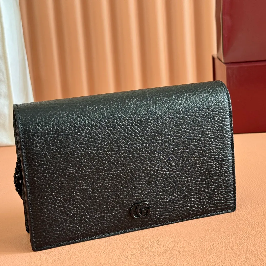 p700. 📣📣📣【Combined with original counter packaging】GG Marmont series This GG Marmont series chain bag is made of classic and durable black leather, adding another classic to the "Aria-Fashion Aria" series. The Double G accessory originates from the belt buckle design of the 1970s, and is reinterpreted on this wallet in tone-on-tone resin. The classic design is combined with a monochromatic color scheme to highlight the modern fashion style. Model: 497985. Size: 20*12.5*4cm. Color: black