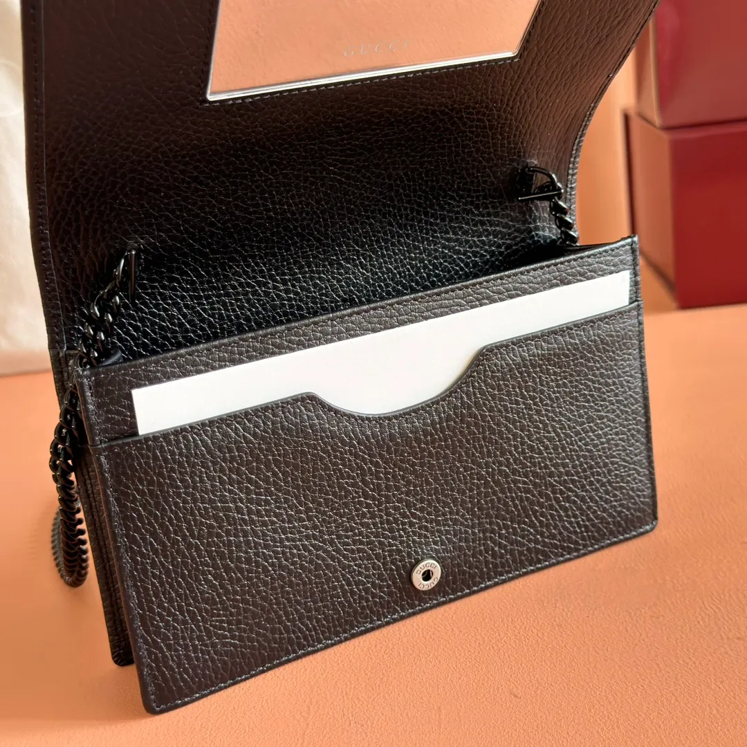 p700. 📣📣📣【Combined with original counter packaging】GG Marmont series This GG Marmont series chain bag is made of classic and durable black leather, adding another classic to the "Aria-Fashion Aria" series. The Double G accessory originates from the belt buckle design of the 1970s, and is reinterpreted on this wallet in tone-on-tone resin. The classic design is combined with a monochromatic color scheme to highlight the modern fashion style. Model: 497985. Size: 20*12.5*4cm. Color: black