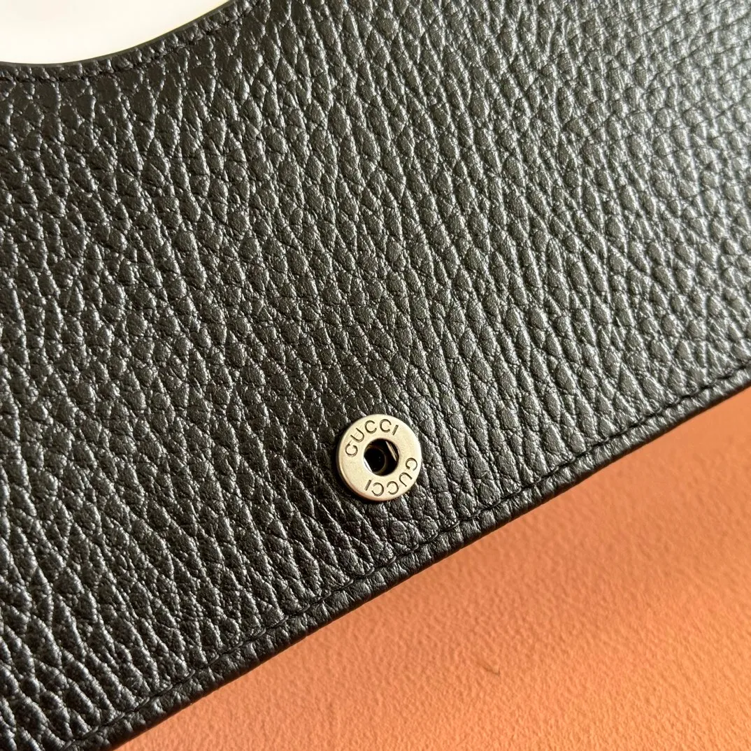 p700. 📣📣📣【Combined with original counter packaging】GG Marmont series This GG Marmont series chain bag is made of classic and durable black leather, adding another classic to the "Aria-Fashion Aria" series. The Double G accessory originates from the belt buckle design of the 1970s, and is reinterpreted on this wallet in tone-on-tone resin. The classic design is combined with a monochromatic color scheme to highlight the modern fashion style. Model: 497985. Size: 20*12.5*4cm. Color: black