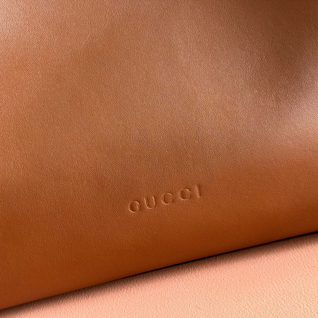 p1480. 💋💋💋【With full set of original counter packaging】2025 autumn and winter series, Gucci Beatrix series handbags adopt a casual silhouette, and the shoulder straps are decorated with iconic horsebit details to further enhance the fashion sense. Gold-toned accessories add to the sophisticated elegance of the design, and an interior zippered pocket keeps your belongings securely stored. Combining elegance and functionality, it easily accommodates daily essentials. Black soft glossy calfskin. Gold-tone hardware. Black cotton and linen blend lining. Horsebit detail on shoulder strap. Interior: Zip pocket. Shoulder strap: 21 cm high; 85 cm long. Ident: 850926. Dimensions: 35cm (width) x 27.5cm (height) x 11cm (depth) Weight: approx. 0.7kg Color: brown full leather. Made in Italy