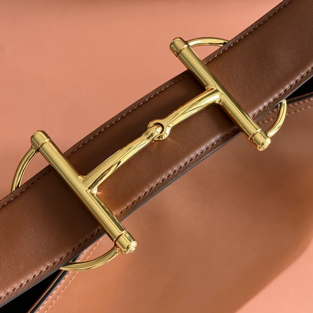 p1480. 💋💋💋【With full set of original counter packaging】2025 autumn and winter series, Gucci Beatrix series handbags adopt a casual silhouette, and the shoulder straps are decorated with iconic horsebit details to further enhance the fashion sense. Gold-toned accessories add to the sophisticated elegance of the design, and an interior zippered pocket keeps your belongings securely stored. Combining elegance and functionality, it easily accommodates daily essentials. Black soft glossy calfskin. Gold-tone hardware. Black cotton and linen blend lining. Horsebit detail on shoulder strap. Interior: Zip pocket. Shoulder strap: 21 cm high; 85 cm long. Ident: 850926. Dimensions: 35cm (width) x 27.5cm (height) x 11cm (depth) Weight: approx. 0.7kg Color: brown full leather. Made in Italy