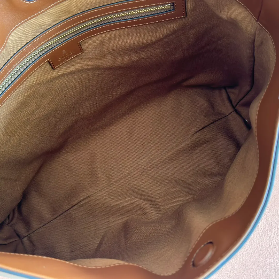p1480. 💋💋💋【With full set of original counter packaging】2025 autumn and winter series, Gucci Beatrix series handbags adopt a casual silhouette, and the shoulder straps are decorated with iconic horsebit details to further enhance the fashion sense. Gold-toned accessories add to the sophisticated elegance of the design, and an interior zippered pocket keeps your belongings securely stored. Combining elegance and functionality, it easily accommodates daily essentials. Black soft glossy calfskin. Gold-tone hardware. Black cotton and linen blend lining. Horsebit detail on shoulder strap. Interior: Zip pocket. Shoulder strap: 21 cm high; 85 cm long. Ident: 850926. Dimensions: 35cm (width) x 27.5cm (height) x 11cm (depth) Weight: approx. 0.7kg Color: brown full leather. Made in Italy