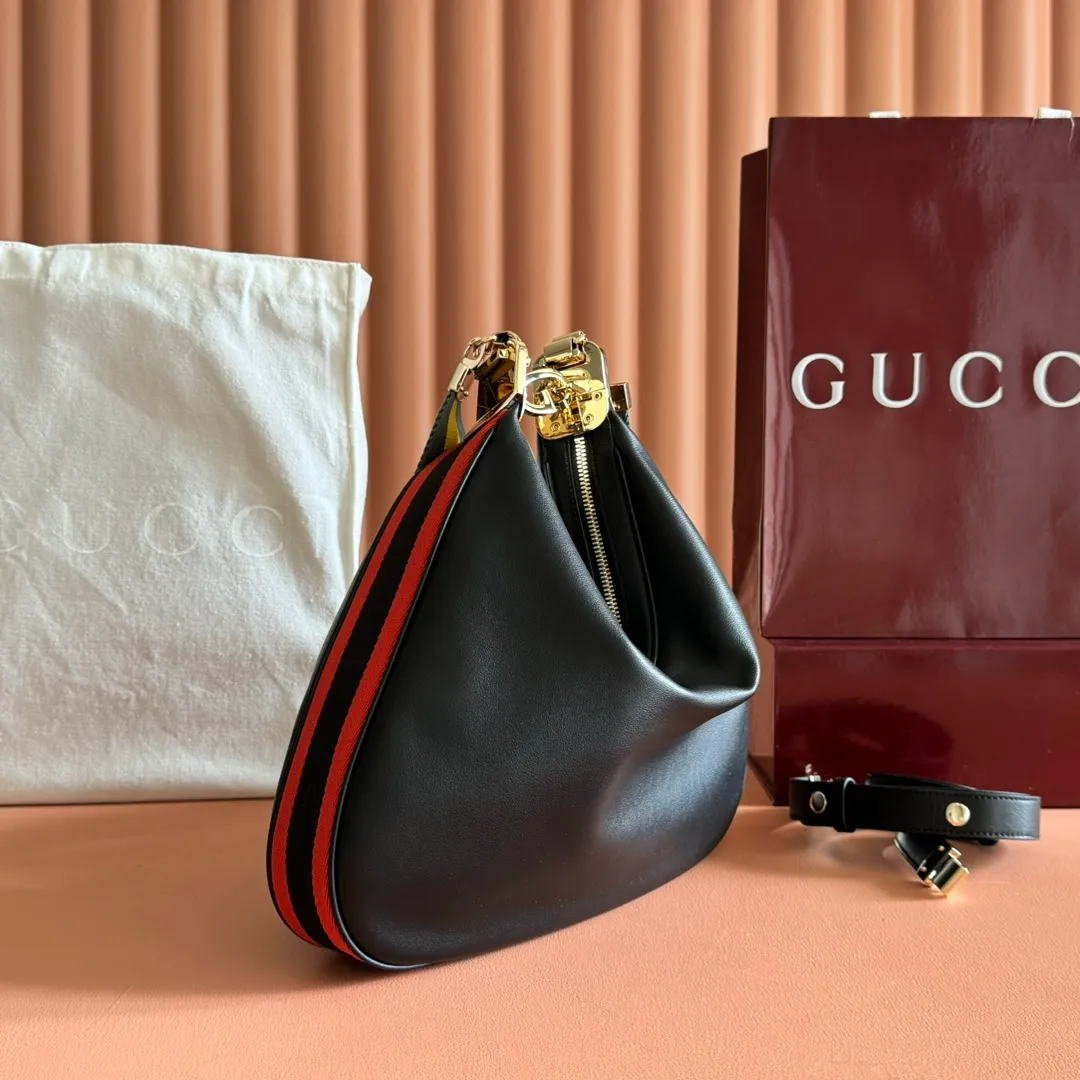 p1660. 📣📣📣【Original leather accessories🌈(equipped with full counter packaging)🔥🔥702823Gucci The Attache large shoulder bag "Gucci March of Love" is a new interpretation of the brand's archive elements, paying tribute to the enduring charm of Hollywood. This accessory features a recognizable crescent shape, and the G hook buckle adds a unique design aesthetic. The classic accessories are combined with soft materials to express retro charm. This large shoulder bag is made of beige and blue GG Supreme canvas, decorated with red and blue webbing. Hide details Beige and blue GG Supreme canvas with red and blue webbing. Gold-tone hardware Cotton and linen lining Additional leather shoulder strap Interior: 1 zipped pocket Removable webbing shoulder strap (50cm high) G-hook fastening with zip 35cm (W) x 32cm (H) x 6cm (D) Made in Italy