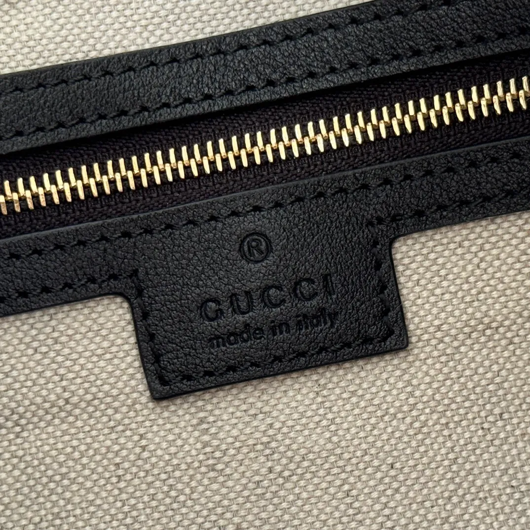 p1660. 📣📣📣【Original leather accessories🌈(equipped with full counter packaging)🔥🔥702823Gucci The Attache large shoulder bag "Gucci March of Love" is a new interpretation of the brand's archive elements, paying tribute to the enduring charm of Hollywood. This accessory features a recognizable crescent shape, and the G hook buckle adds a unique design aesthetic. The classic accessories are combined with soft materials to express retro charm. This large shoulder bag is made of beige and blue GG Supreme canvas, decorated with red and blue webbing. Hide details Beige and blue GG Supreme canvas with red and blue webbing. Gold-tone hardware Cotton and linen lining Additional leather shoulder strap Interior: 1 zipped pocket Removable webbing shoulder strap (50cm high) G-hook fastening with zip 35cm (W) x 32cm (H) x 6cm (D) Made in Italy