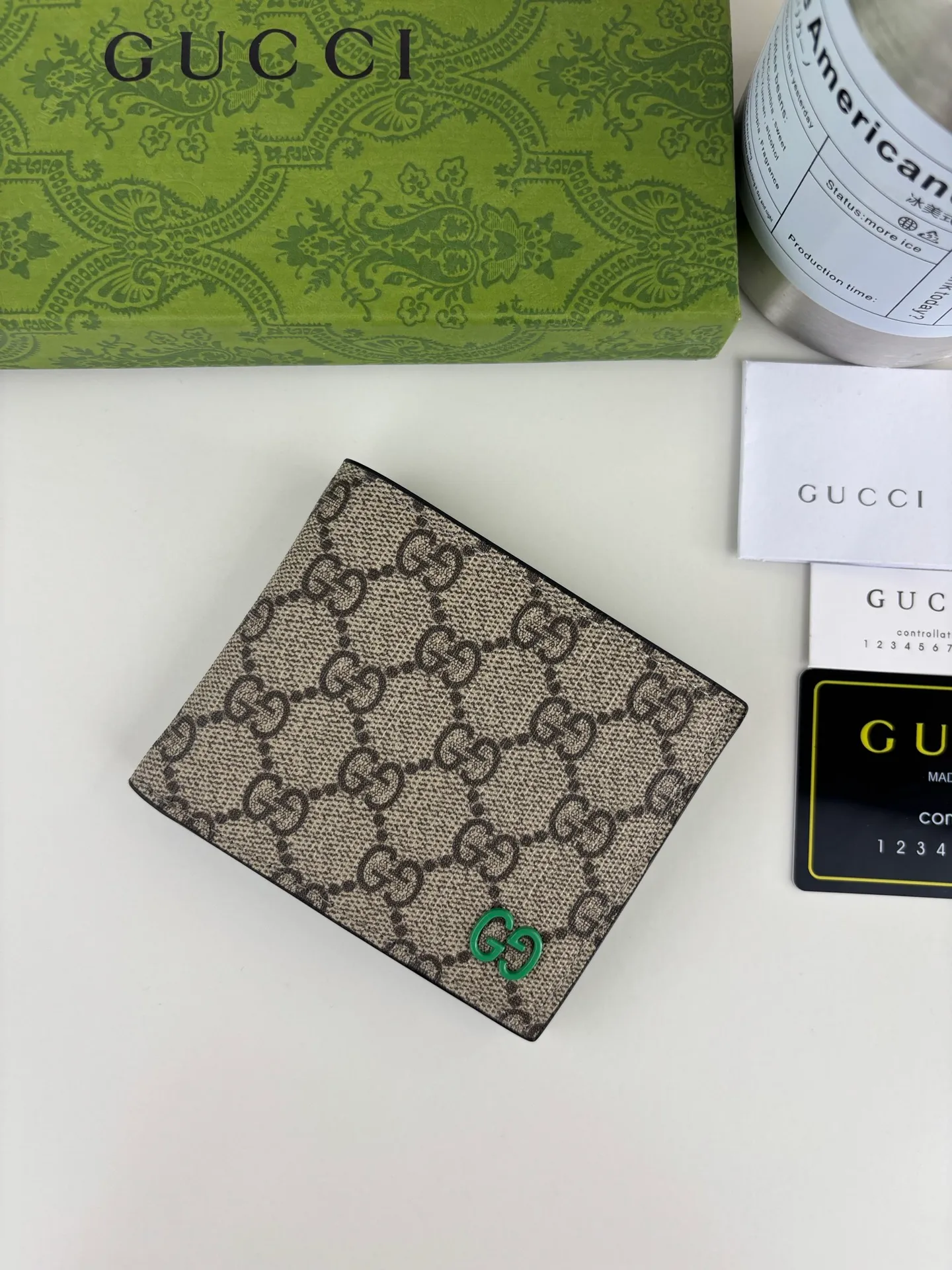 💰120 GUCCl Produced by Gujia! Gucci's small leather accessories push the boundaries of design, constantly reinterpreting classic pieces in a personalized way. This men's wallet combines classic GG Supreme brown canvas with green GG accessories to create a modern and stylish accessory. Style No.: 768243 Size: 11cm x 9cm x 1.5cm Color: Brown/Green