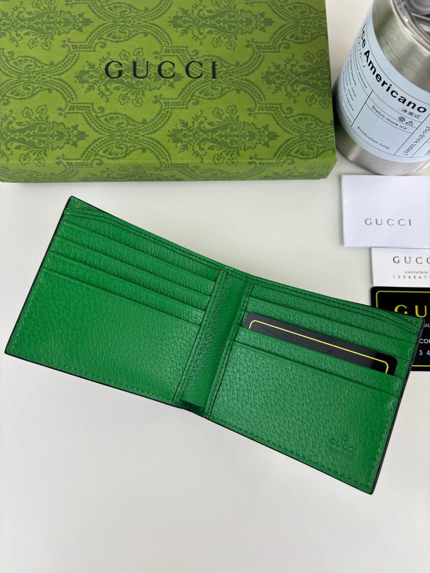 💰120 GUCCl Produced by Gujia! Gucci's small leather accessories push the boundaries of design, constantly reinterpreting classic pieces in a personalized way. This men's wallet combines classic GG Supreme brown canvas with green GG accessories to create a modern and stylish accessory. Style No.: 768243 Size: 11cm x 9cm x 1.5cm Color: Brown/Green