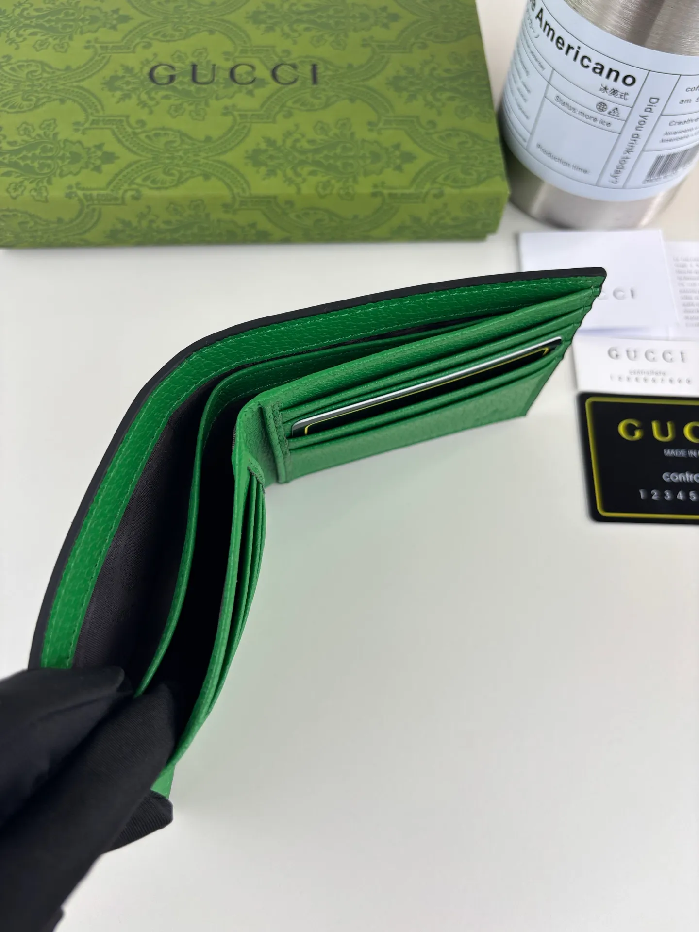 💰120 GUCCl Produced by Gujia! Gucci's small leather accessories push the boundaries of design, constantly reinterpreting classic pieces in a personalized way. This men's wallet combines classic GG Supreme brown canvas with green GG accessories to create a modern and stylish accessory. Style No.: 768243 Size: 11cm x 9cm x 1.5cm Color: Brown/Green