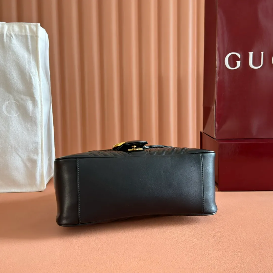 p1500. 📣📣📣【Original leather accessories🌈Full set of counter packaging】🔥🔥 ‼ ‼ "Marmont Italian Original Leather"‼ ‼ Have you picked up the addictive Gucci bags? The elegant and exquisite design of the GG Marmont series has captured the hearts of many girls! At the same time, it is also a must-have versatile item for global experts! Super awesome! Model: 498110. Size: 27*19*10.5, color: black