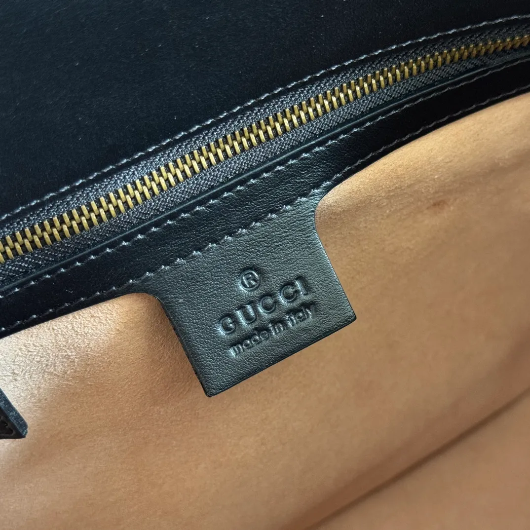 p1500. 📣📣📣【Original leather accessories🌈Full set of counter packaging】🔥🔥 ‼ ‼ "Marmont Italian Original Leather"‼ ‼ Have you picked up the addictive Gucci bags? The elegant and exquisite design of the GG Marmont series has captured the hearts of many girls! At the same time, it is also a must-have versatile item for global experts! Super awesome! Model: 498110. Size: 27*19*10.5, color: black