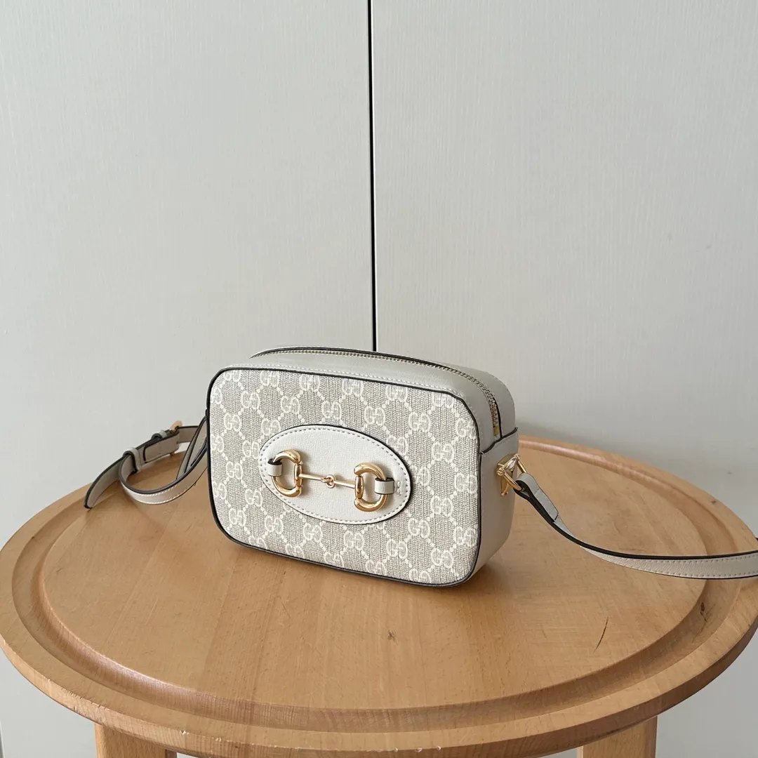 Actual shot #💰260 Style number: 760196 off-white Size: 20✖️13✖️6cm 𝗚𝘂𝗰𝗰𝗶 𝗛𝗼𝗿𝘀𝗲𝗯𝗶𝘁 𝟭𝟵𝟱𝟱 camera bag The classic horsebit and retro style can be matched casually without going wrong. The size is invincible and friendly~ A cute toast bun shape🍞Not too big, not too small, just right! The length of the shoulder strap can be adjusted with a pin buckle for cross-body wear, and the capacity also meets daily needs~