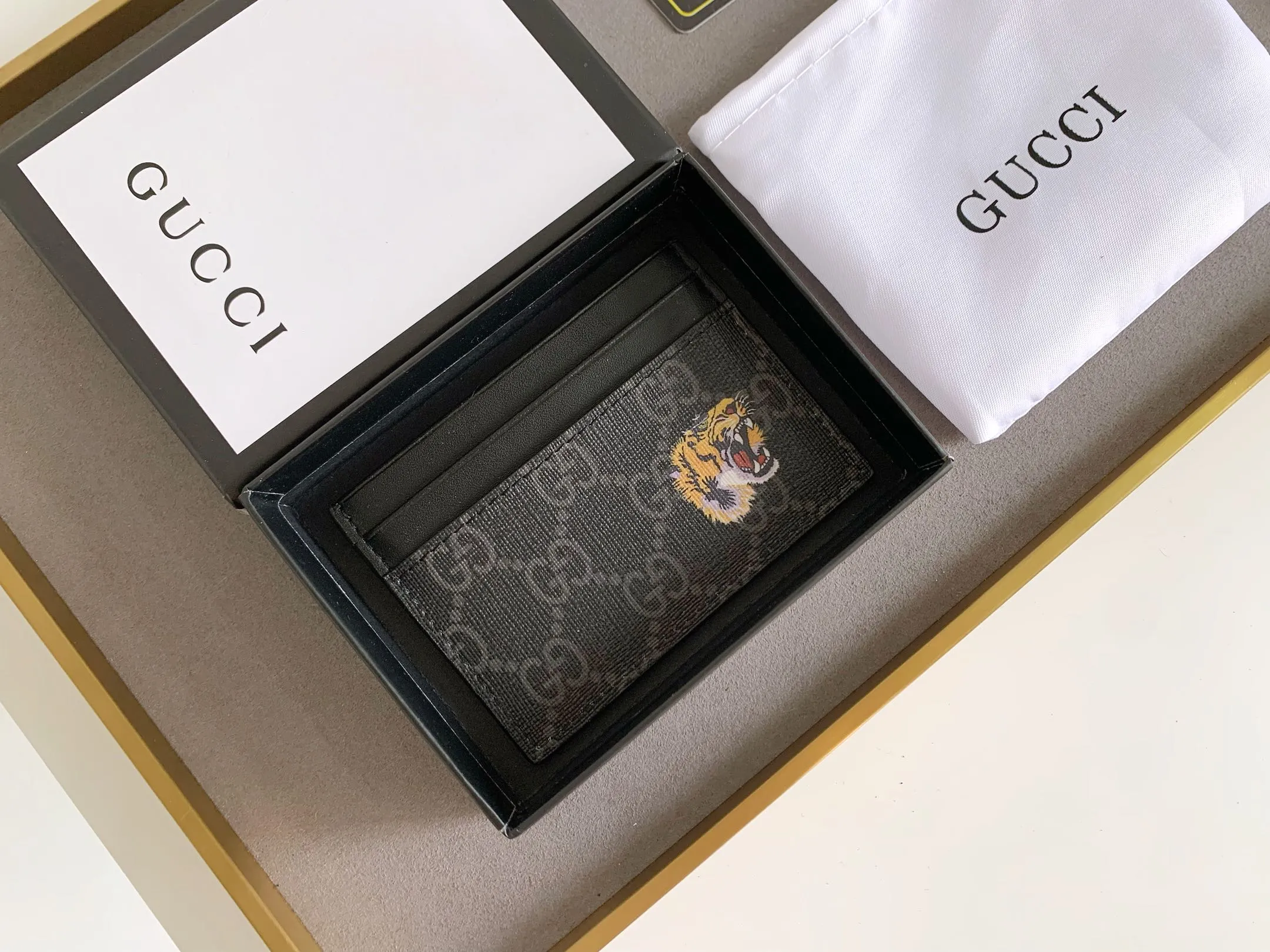 💰90 💎 (Tiger pattern) Top original quality, GUCCI classic popular printed card holder, exclusive background, real shot. The card holder is made of GG Supreme high-grade man-made canvas with exquisite patterns💯! Style number: 451277 Size: 10x7.5cm