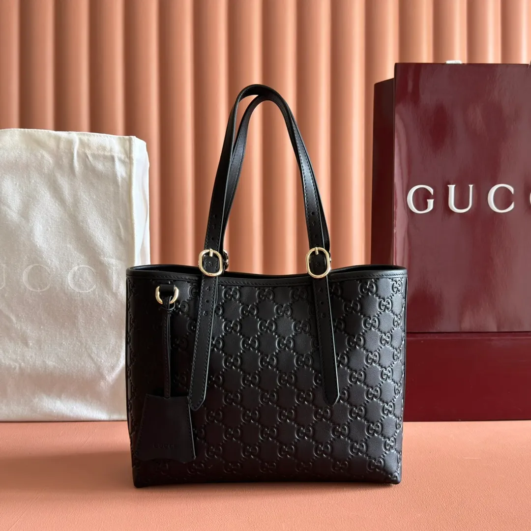 p1120. 💋💋💋"With full set of original counter packaging" [New Product] 2025 Autumn and Winter Series, the GG Emblem series reinterprets the brand's timeless elegance and exquisite craftsmanship. This tote bag features a tonal cotton-lined interior compartment and an adjustable shoulder strap for added functionality. Pink GG printed embossed leather Light gold tone hardware Light pink cotton lining The bag pictured is sold separately and does not come with the bag charm. Interior: Zippered pocket Adjustable leather shoulder strap: Height: 16 cm - 26 cm; Length: 72 cm Model number: 847456. Dimensions: 25cm (W) x 20cm (H) x 10cm (D) Weight: Approx. 0.55kg Color: Pink embossed. Made in Italy