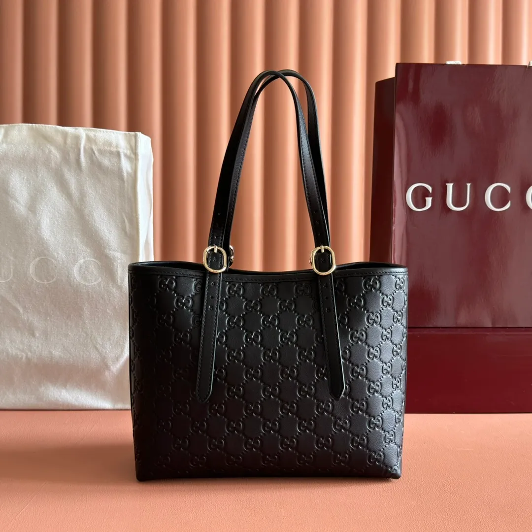 p1120. 💋💋💋"With full set of original counter packaging" [New Product] 2025 Autumn and Winter Series, the GG Emblem series reinterprets the brand's timeless elegance and exquisite craftsmanship. This tote bag features a tonal cotton-lined interior compartment and an adjustable shoulder strap for added functionality. Pink GG printed embossed leather Light gold tone hardware Light pink cotton lining The bag pictured is sold separately and does not come with the bag charm. Interior: Zippered pocket Adjustable leather shoulder strap: Height: 16 cm - 26 cm; Length: 72 cm Model number: 847456. Dimensions: 25cm (W) x 20cm (H) x 10cm (D) Weight: Approx. 0.55kg Color: Pink embossed. Made in Italy