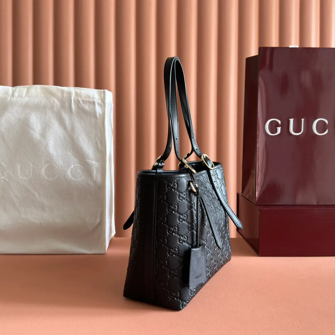 p1120. 💋💋💋"With full set of original counter packaging" [New Product] 2025 Autumn and Winter Series, the GG Emblem series reinterprets the brand's timeless elegance and exquisite craftsmanship. This tote bag features a tonal cotton-lined interior compartment and an adjustable shoulder strap for added functionality. Pink GG printed embossed leather Light gold tone hardware Light pink cotton lining The bag pictured is sold separately and does not come with the bag charm. Interior: Zippered pocket Adjustable leather shoulder strap: Height: 16 cm - 26 cm; Length: 72 cm Model number: 847456. Dimensions: 25cm (W) x 20cm (H) x 10cm (D) Weight: Approx. 0.55kg Color: Pink embossed. Made in Italy
