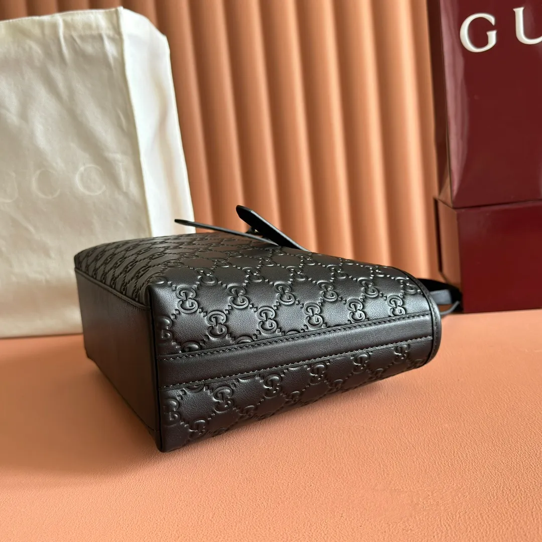 p1120. 💋💋💋"With full set of original counter packaging" [New Product] 2025 Autumn and Winter Series, the GG Emblem series reinterprets the brand's timeless elegance and exquisite craftsmanship. This tote bag features a tonal cotton-lined interior compartment and an adjustable shoulder strap for added functionality. Pink GG printed embossed leather Light gold tone hardware Light pink cotton lining The bag pictured is sold separately and does not come with the bag charm. Interior: Zippered pocket Adjustable leather shoulder strap: Height: 16 cm - 26 cm; Length: 72 cm Model number: 847456. Dimensions: 25cm (W) x 20cm (H) x 10cm (D) Weight: Approx. 0.55kg Color: Pink embossed. Made in Italy