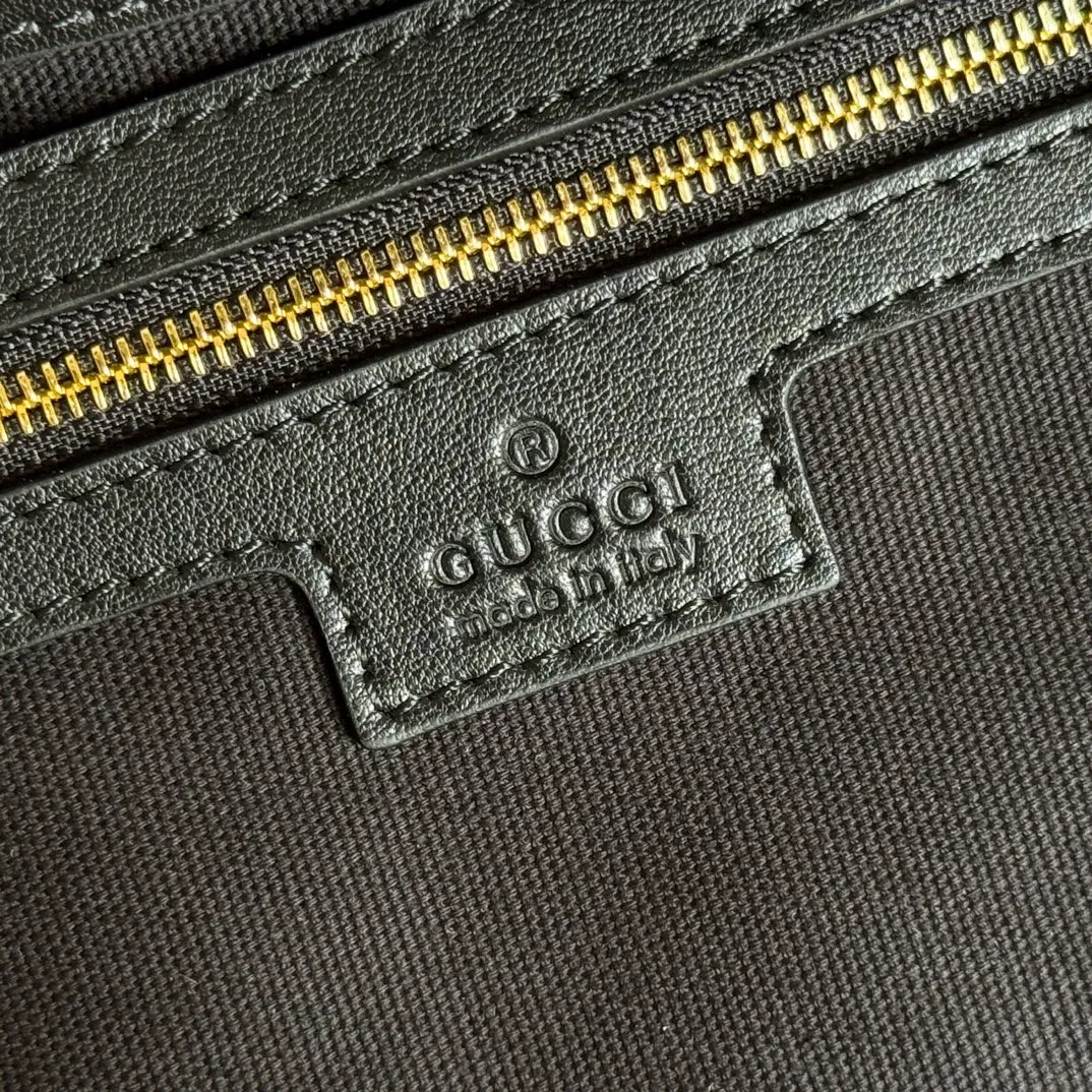 p1120. 💋💋💋"With full set of original counter packaging" [New Product] 2025 Autumn and Winter Series, the GG Emblem series reinterprets the brand's timeless elegance and exquisite craftsmanship. This tote bag features a tonal cotton-lined interior compartment and an adjustable shoulder strap for added functionality. Pink GG printed embossed leather Light gold tone hardware Light pink cotton lining The bag pictured is sold separately and does not come with the bag charm. Interior: Zippered pocket Adjustable leather shoulder strap: Height: 16 cm - 26 cm; Length: 72 cm Model number: 847456. Dimensions: 25cm (W) x 20cm (H) x 10cm (D) Weight: Approx. 0.55kg Color: Pink embossed. Made in Italy