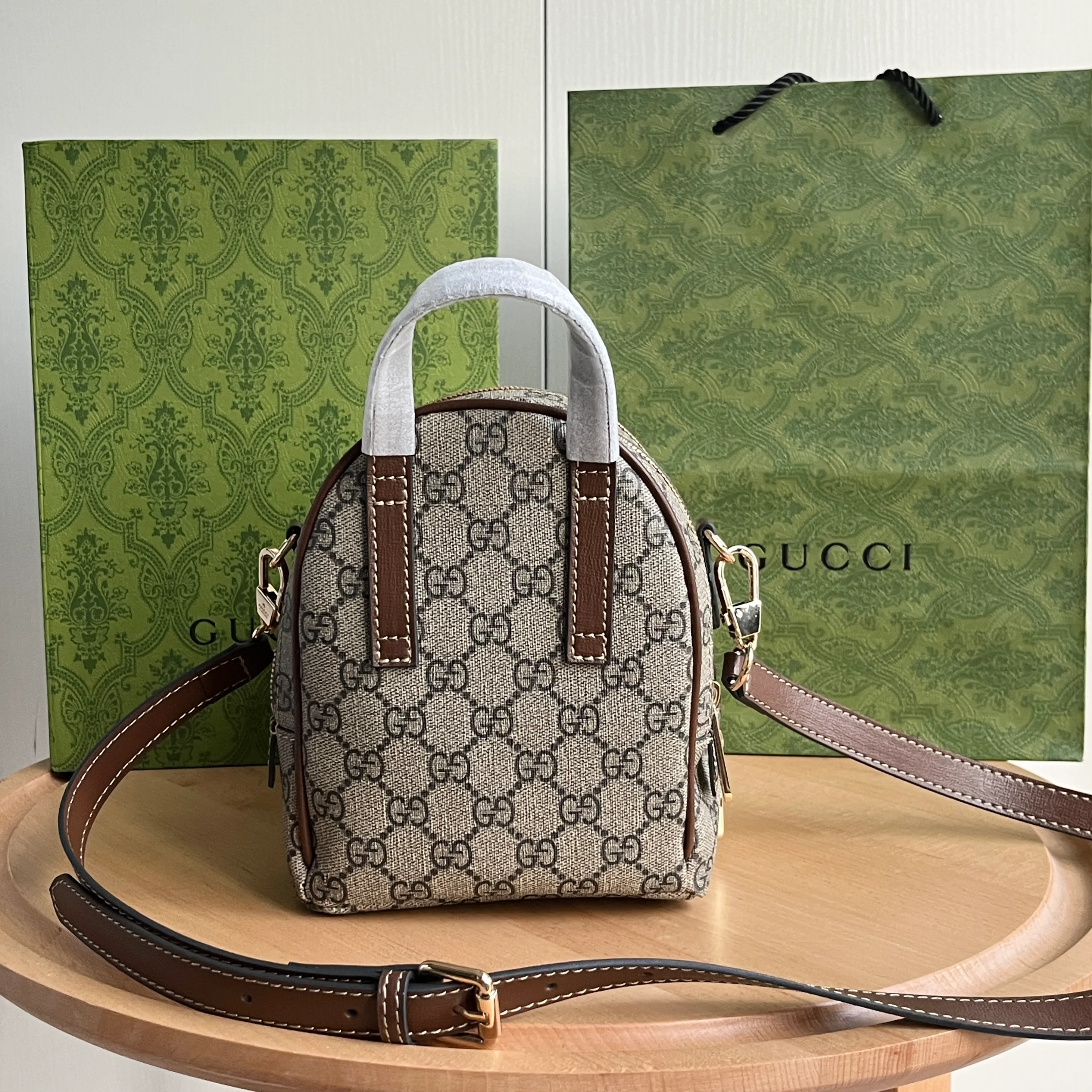 Actual shot #💰300 Style number: 725654 coffee Size: 15✖️19✖️8cm LV’s popular mini schoolbag Gucci also has it🤣🤣can be carried by hand, cross-body or carried on both shoulders! ! Even though it’s small, it can still hold a lot of stuff~ It has 3 pockets! Don’t look too good on your back when going out✌️