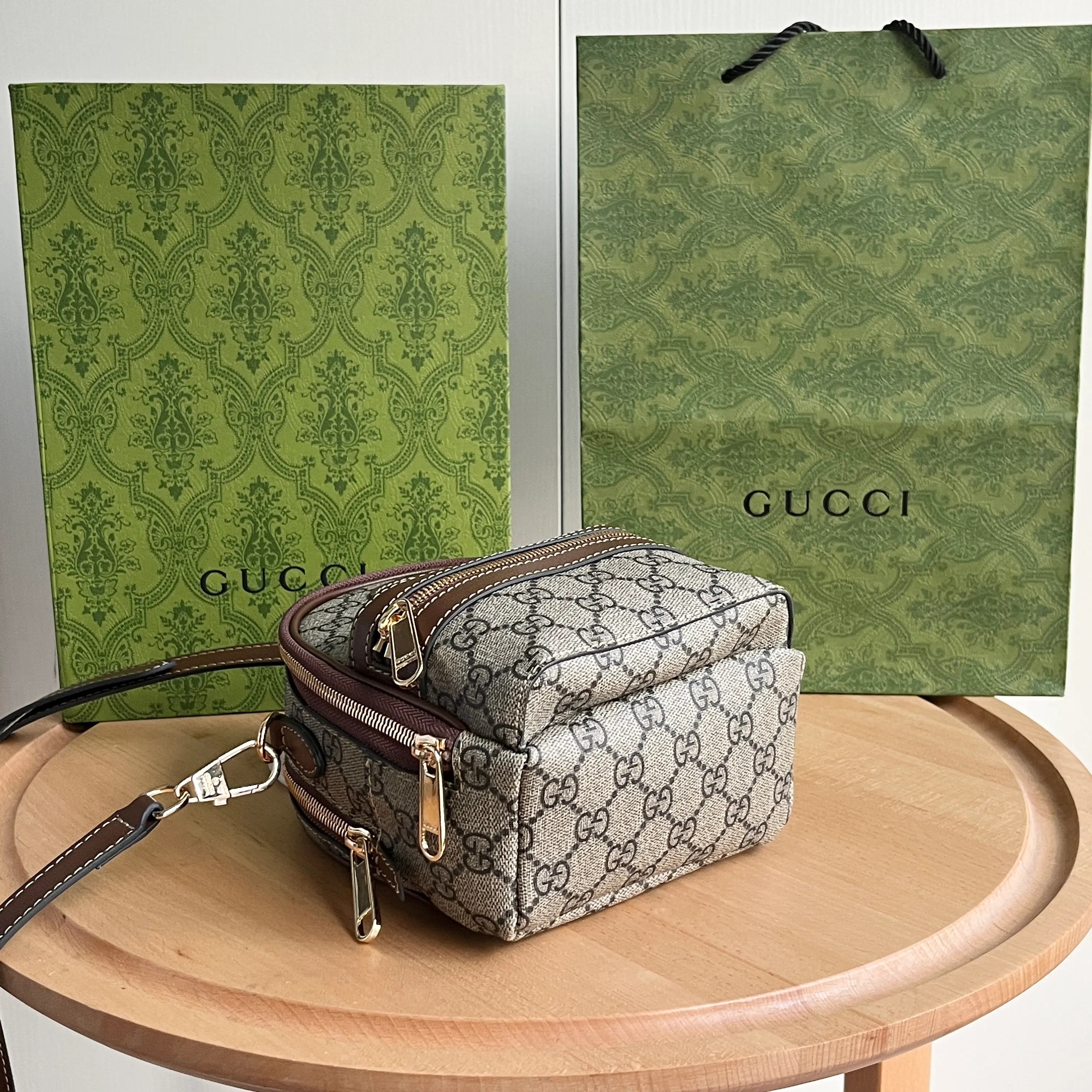 Actual shot #💰300 Style number: 725654 coffee Size: 15✖️19✖️8cm LV’s popular mini schoolbag Gucci also has it🤣🤣can be carried by hand, cross-body or carried on both shoulders! ! Even though it’s small, it can still hold a lot of stuff~ It has 3 pockets! Don’t look too good on your back when going out✌️