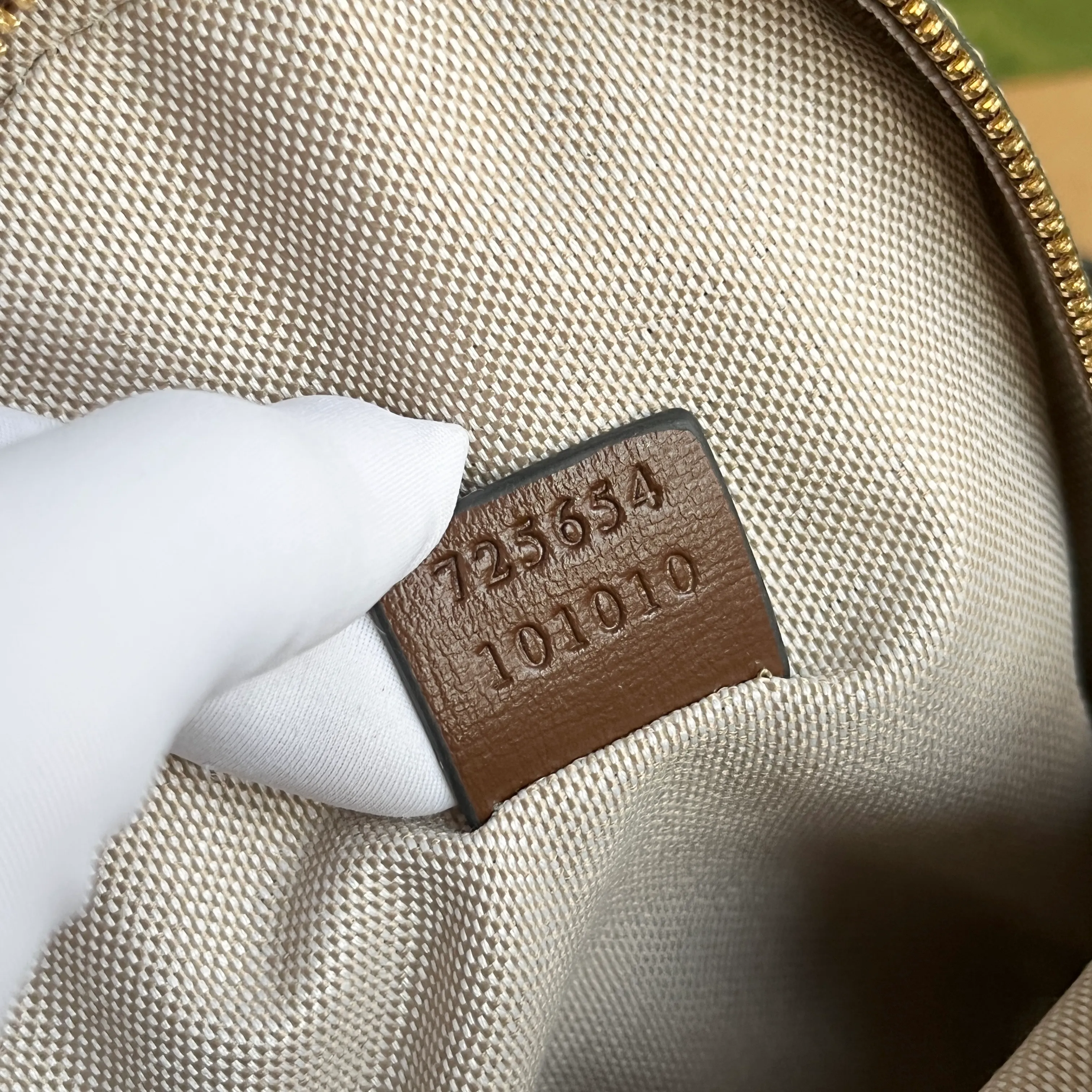 Actual shot #💰300 Style number: 725654 coffee Size: 15✖️19✖️8cm LV’s popular mini schoolbag Gucci also has it🤣🤣can be carried by hand, cross-body or carried on both shoulders! ! Even though it’s small, it can still hold a lot of stuff~ It has 3 pockets! Don’t look too good on your back when going out✌️