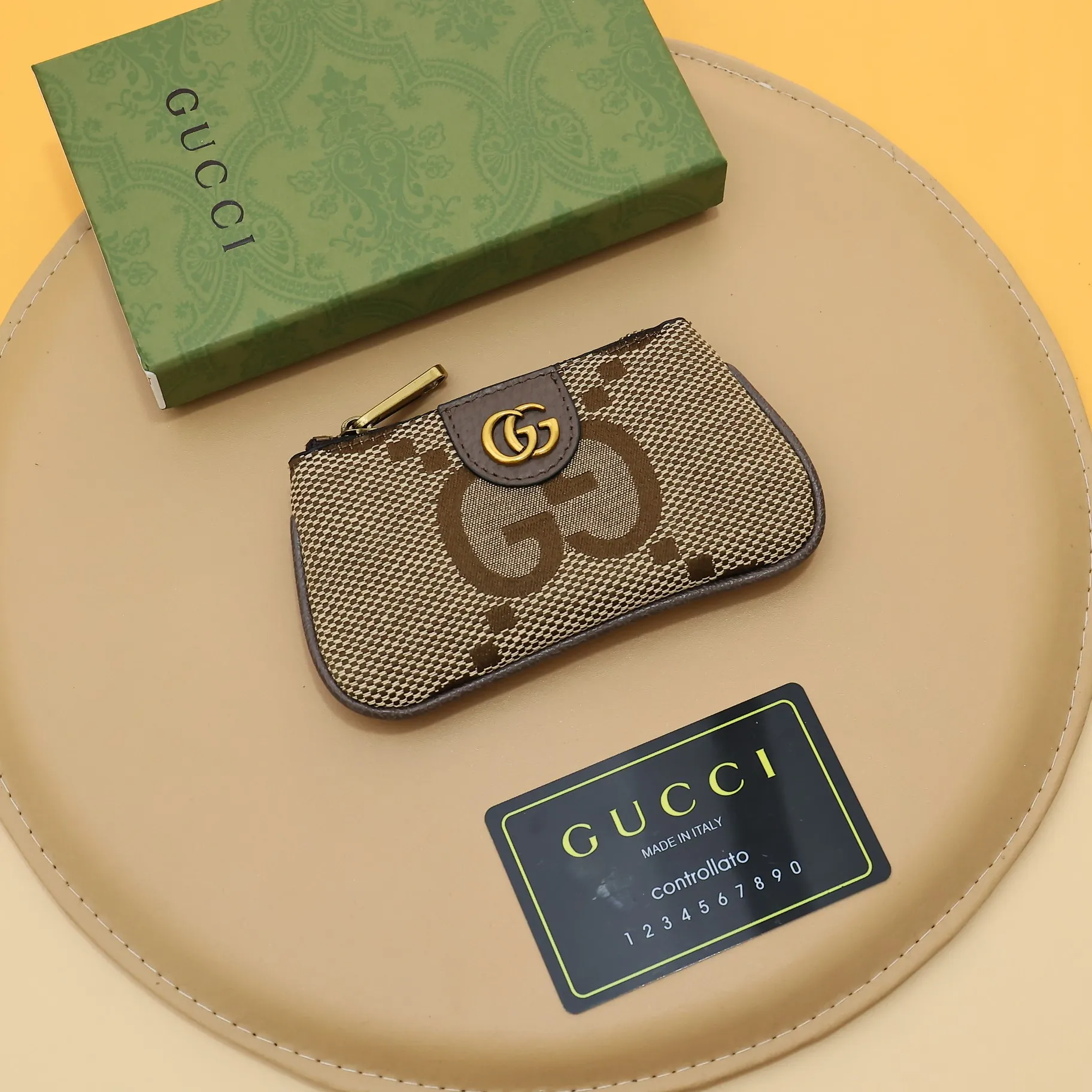 ￥140 GUCCI’s new small coin purse ~ lipstick bag🧃🧃 is made of imported calfskin with embroidered wavy pattern, 🧃🧃 matched with exquisite original factory bronze double G hardware 🧃🧃, flexible and unique hook buckle, small and exquisite, great effect, model: 671722, size: 12.5x7x1.5cm Color: Apricot cloth/Coffee U