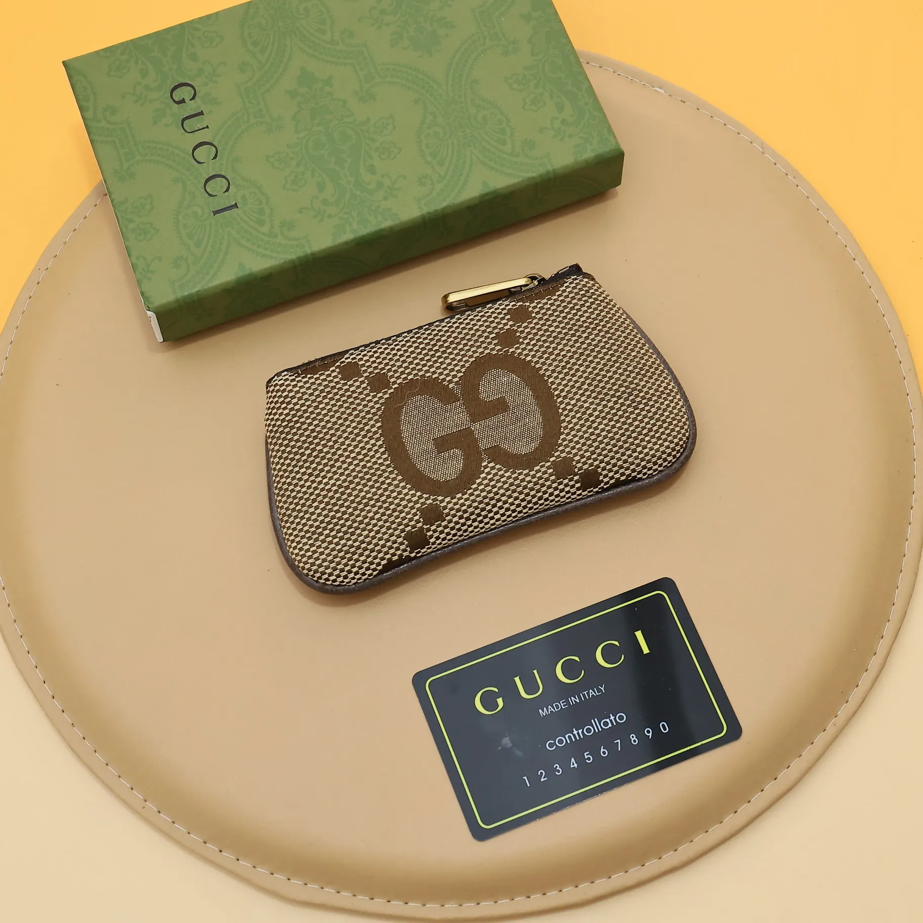 ￥140 GUCCI’s new small coin purse ~ lipstick bag🧃🧃 is made of imported calfskin with embroidered wavy pattern, 🧃🧃 matched with exquisite original factory bronze double G hardware 🧃🧃, flexible and unique hook buckle, small and exquisite, great effect, model: 671722, size: 12.5x7x1.5cm Color: Apricot cloth/Coffee U