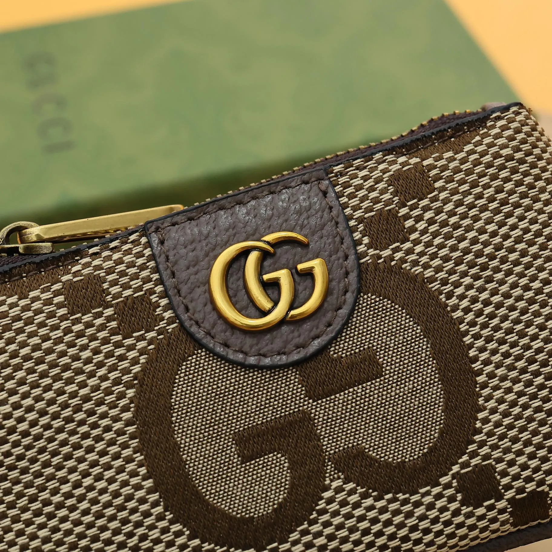 ￥140 GUCCI’s new small coin purse ~ lipstick bag🧃🧃 is made of imported calfskin with embroidered wavy pattern, 🧃🧃 matched with exquisite original factory bronze double G hardware 🧃🧃, flexible and unique hook buckle, small and exquisite, great effect, model: 671722, size: 12.5x7x1.5cm Color: Apricot cloth/Coffee U