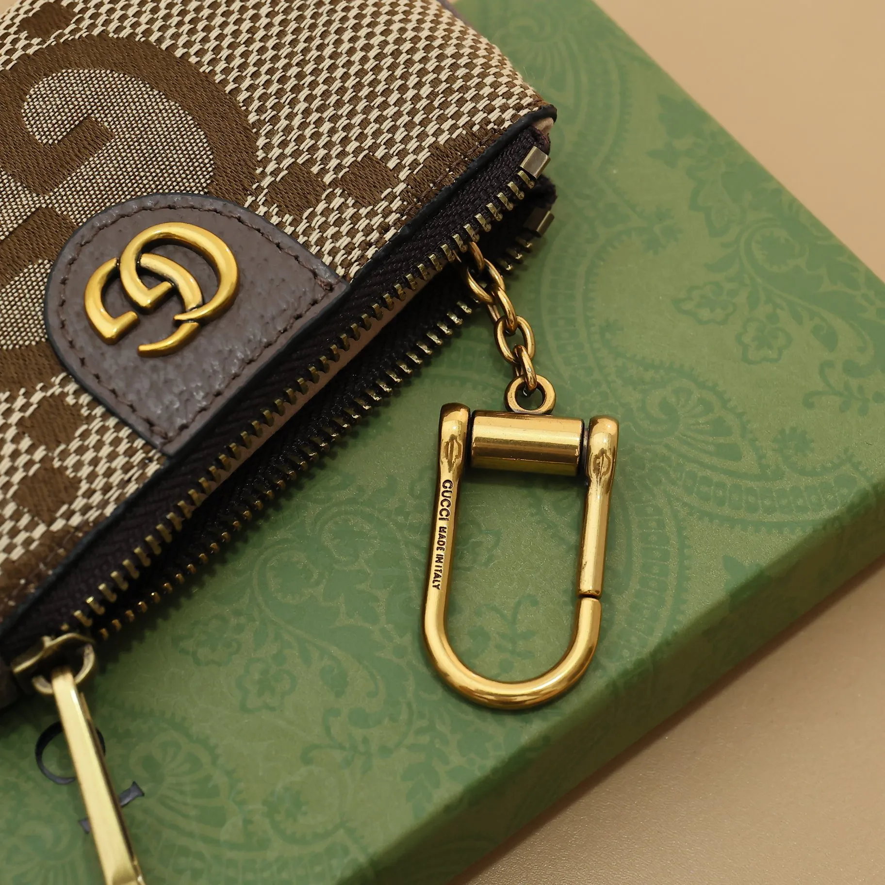 ￥140 GUCCI’s new small coin purse ~ lipstick bag🧃🧃 is made of imported calfskin with embroidered wavy pattern, 🧃🧃 matched with exquisite original factory bronze double G hardware 🧃🧃, flexible and unique hook buckle, small and exquisite, great effect, model: 671722, size: 12.5x7x1.5cm Color: Apricot cloth/Coffee U