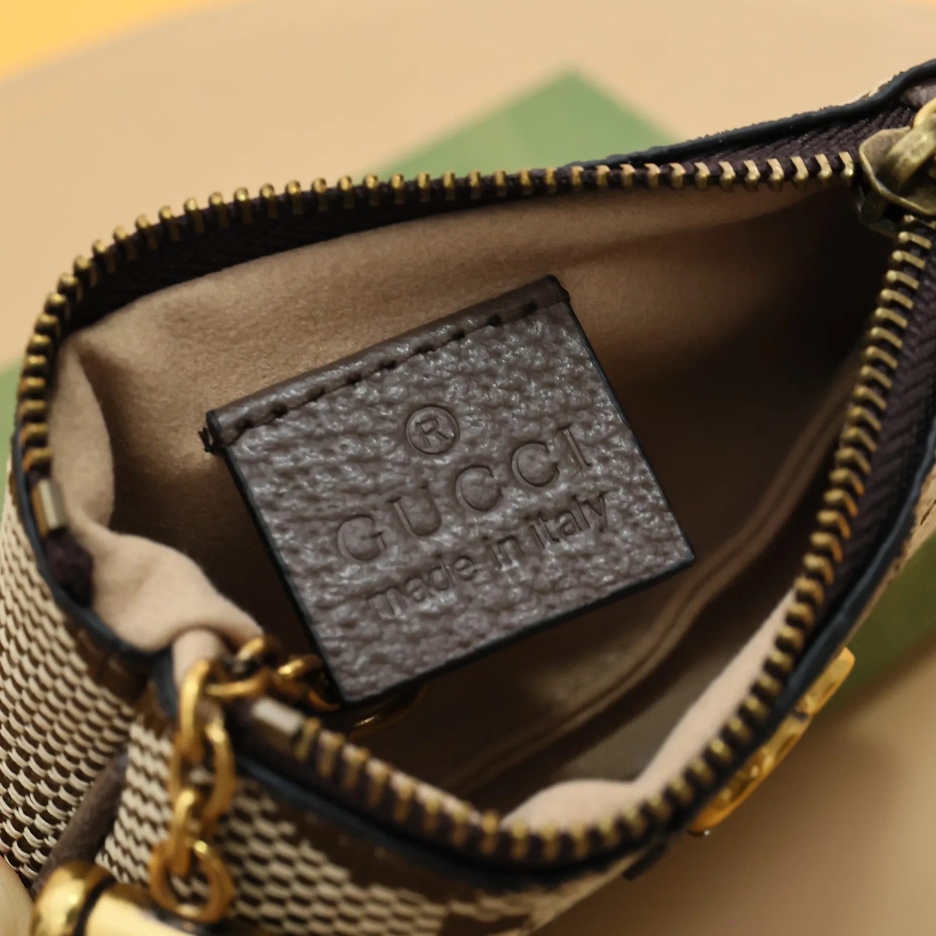 ￥140 GUCCI’s new small coin purse ~ lipstick bag🧃🧃 is made of imported calfskin with embroidered wavy pattern, 🧃🧃 matched with exquisite original factory bronze double G hardware 🧃🧃, flexible and unique hook buckle, small and exquisite, great effect, model: 671722, size: 12.5x7x1.5cm Color: Apricot cloth/Coffee U