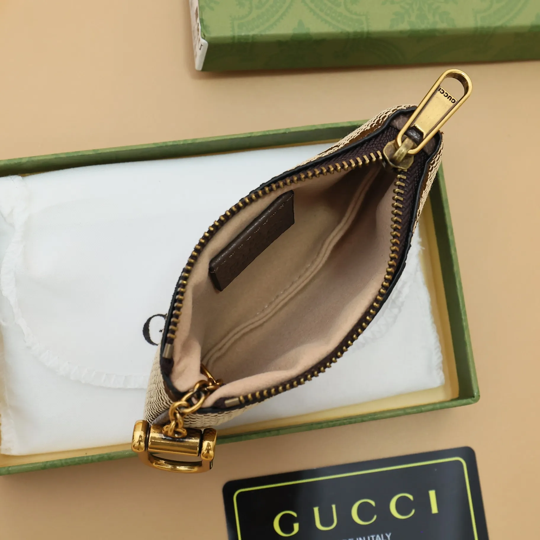 ￥140 GUCCI’s new small coin purse ~ lipstick bag🧃🧃 is made of imported calfskin with embroidered wavy pattern, 🧃🧃 matched with exquisite original factory bronze double G hardware 🧃🧃, flexible and unique hook buckle, small and exquisite, great effect, model: 671722, size: 12.5x7x1.5cm Color: Apricot cloth/Coffee U
