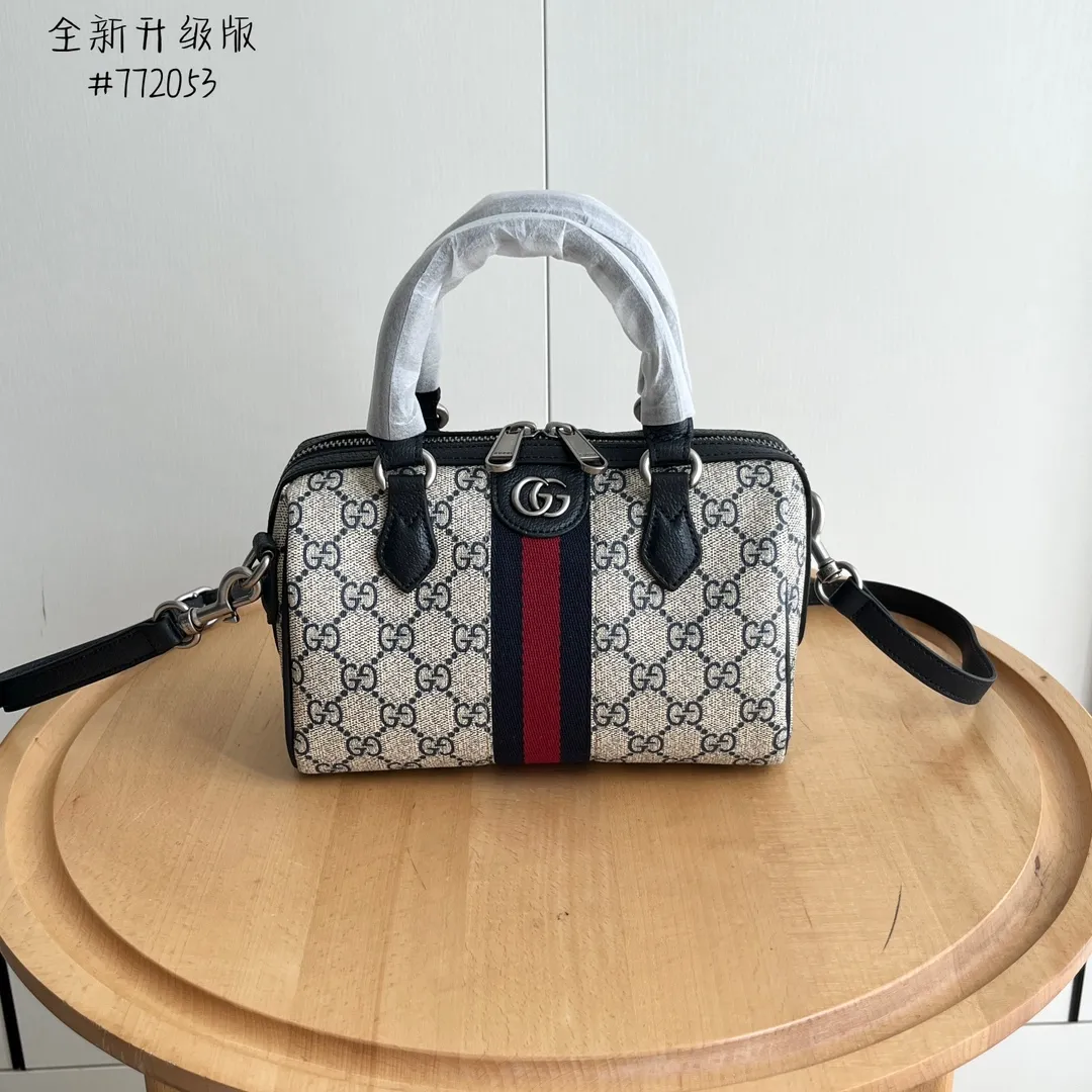 Upgraded version of real shot #💰320 Model: 772053. Dimensions: 14 (length) x 21.5 (width) x 11.5cm (thickness) As a brand classic, GG Supreme canvas has become an iconic fabric in the Gucci design world. The fabric appears frequently in the brand's new collections and is reinterpreted through the Gucci aesthetic perspective. This mini tote is embellished with the brand's signature monogram throughout. The classic interlocking G-shaped accessories add branding charm to this piece.