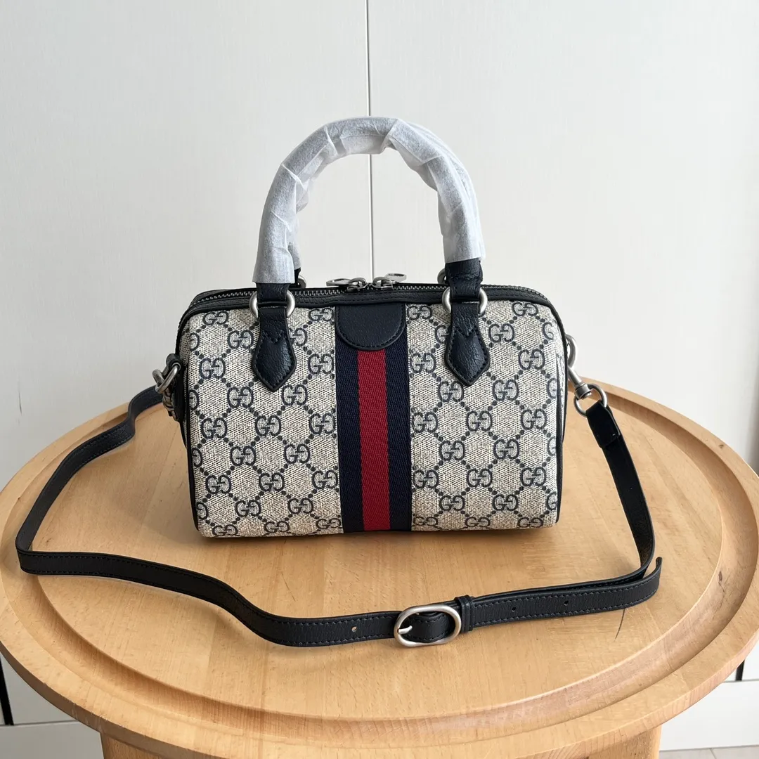 Upgraded version of real shot #💰320 Model: 772053. Dimensions: 14 (length) x 21.5 (width) x 11.5cm (thickness) As a brand classic, GG Supreme canvas has become an iconic fabric in the Gucci design world. The fabric appears frequently in the brand's new collections and is reinterpreted through the Gucci aesthetic perspective. This mini tote is embellished with the brand's signature monogram throughout. The classic interlocking G-shaped accessories add branding charm to this piece.
