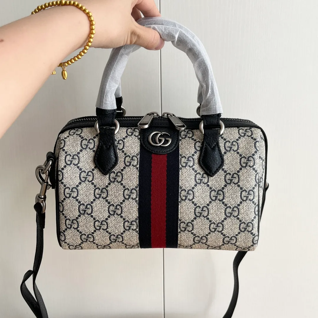 Upgraded version of real shot #💰320 Model: 772053. Dimensions: 14 (length) x 21.5 (width) x 11.5cm (thickness) As a brand classic, GG Supreme canvas has become an iconic fabric in the Gucci design world. The fabric appears frequently in the brand's new collections and is reinterpreted through the Gucci aesthetic perspective. This mini tote is embellished with the brand's signature monogram throughout. The classic interlocking G-shaped accessories add branding charm to this piece.