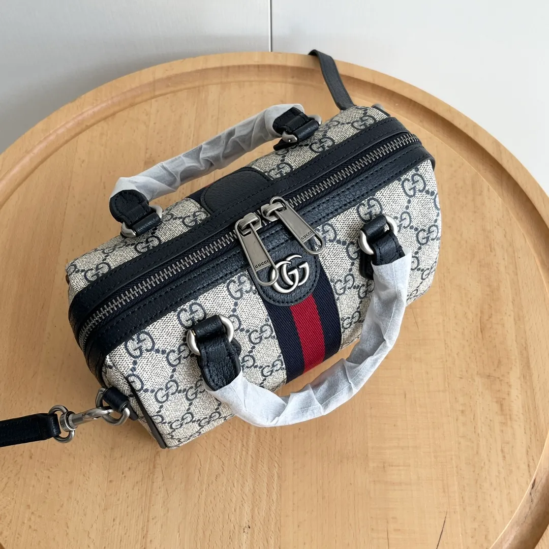 Upgraded version of real shot #💰320 Model: 772053. Dimensions: 14 (length) x 21.5 (width) x 11.5cm (thickness) As a brand classic, GG Supreme canvas has become an iconic fabric in the Gucci design world. The fabric appears frequently in the brand's new collections and is reinterpreted through the Gucci aesthetic perspective. This mini tote is embellished with the brand's signature monogram throughout. The classic interlocking G-shaped accessories add branding charm to this piece.