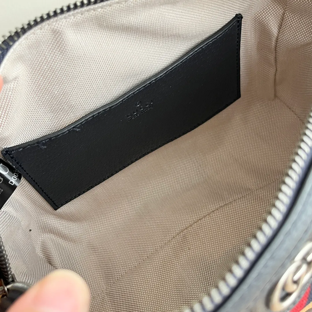 Upgraded version of real shot #💰320 Model: 772053. Dimensions: 14 (length) x 21.5 (width) x 11.5cm (thickness) As a brand classic, GG Supreme canvas has become an iconic fabric in the Gucci design world. The fabric appears frequently in the brand's new collections and is reinterpreted through the Gucci aesthetic perspective. This mini tote is embellished with the brand's signature monogram throughout. The classic interlocking G-shaped accessories add branding charm to this piece.