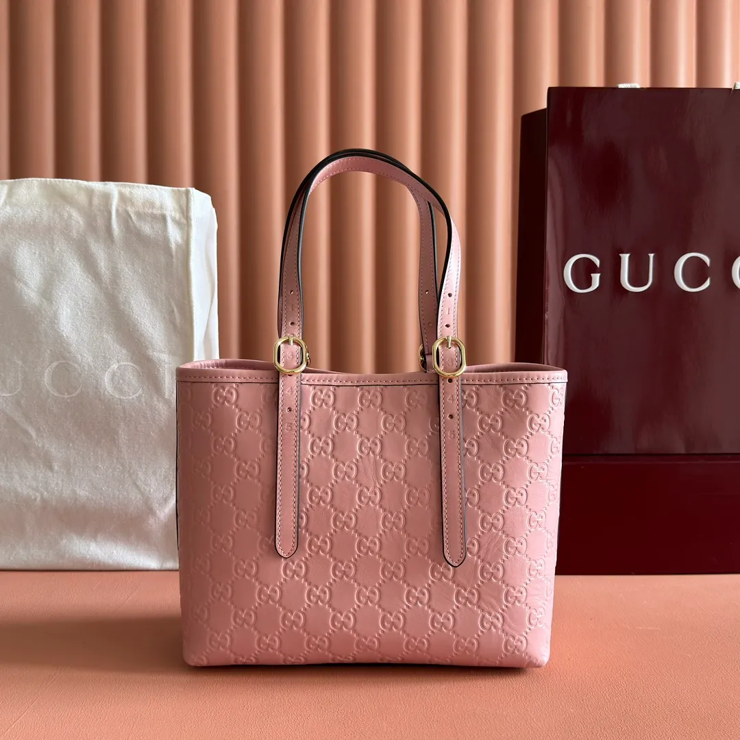 p1120. 💋💋💋"With full set of original counter packaging" [New Product] 2025 Autumn and Winter Series, the GG Emblem series reinterprets the brand's timeless elegance and exquisite craftsmanship. This tote bag features a tonal cotton-lined interior compartment and an adjustable shoulder strap for added functionality. Pink GG printed embossed leather Light gold tone hardware Light pink cotton lining The bag pictured is sold separately and does not come with the bag charm. Interior: Zippered pocket Adjustable leather shoulder strap: Height: 16 cm - 26 cm; Length: 72 cm Model number: 847456. Dimensions: 25cm (W) x 20cm (H) x 10cm (D) Weight: Approx. 0.55kg Color: Pink embossed. Made in Italy
