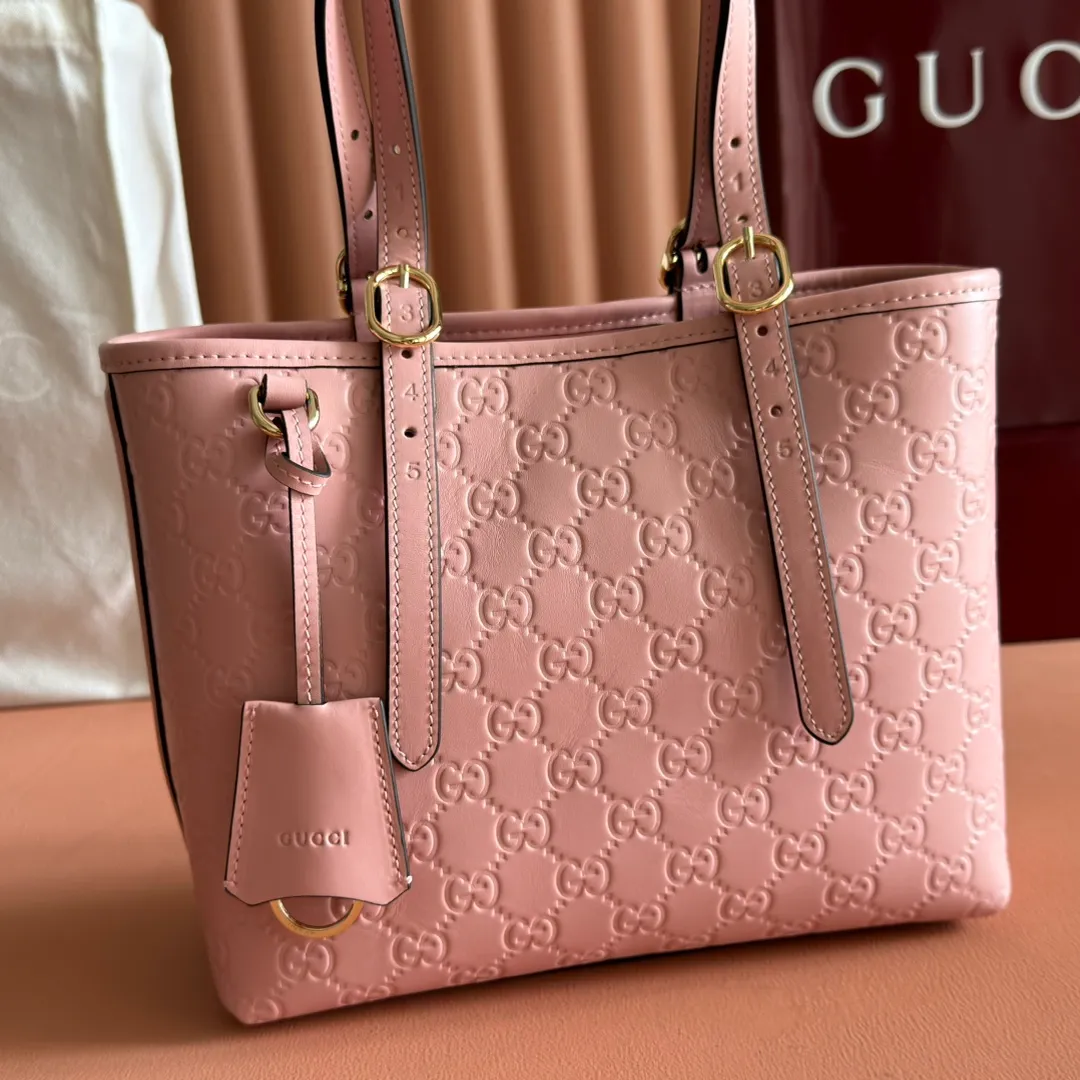 p1120. 💋💋💋"With full set of original counter packaging" [New Product] 2025 Autumn and Winter Series, the GG Emblem series reinterprets the brand's timeless elegance and exquisite craftsmanship. This tote bag features a tonal cotton-lined interior compartment and an adjustable shoulder strap for added functionality. Pink GG printed embossed leather Light gold tone hardware Light pink cotton lining The bag pictured is sold separately and does not come with the bag charm. Interior: Zippered pocket Adjustable leather shoulder strap: Height: 16 cm - 26 cm; Length: 72 cm Model number: 847456. Dimensions: 25cm (W) x 20cm (H) x 10cm (D) Weight: Approx. 0.55kg Color: Pink embossed. Made in Italy
