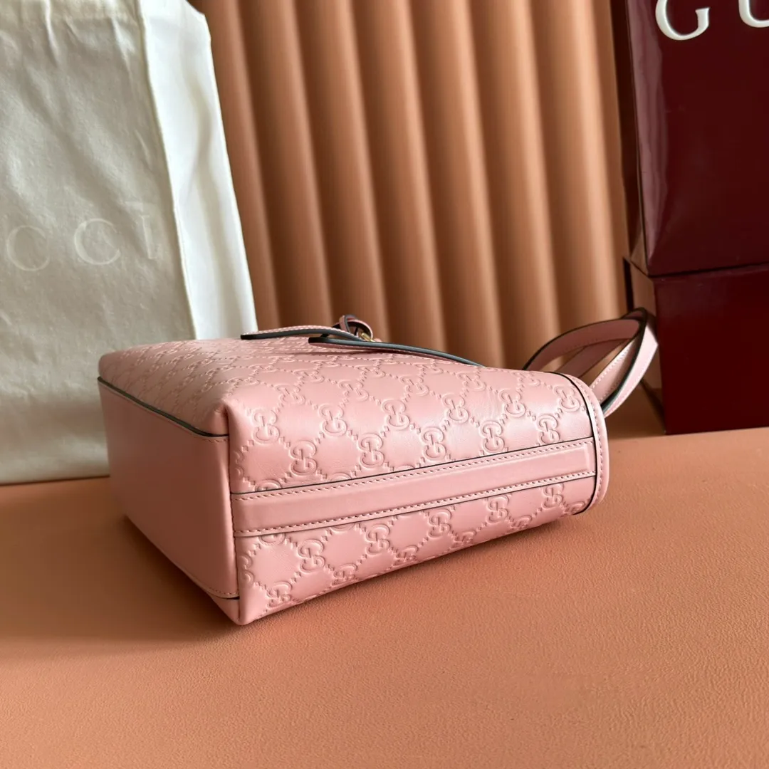 p1120. 💋💋💋"With full set of original counter packaging" [New Product] 2025 Autumn and Winter Series, the GG Emblem series reinterprets the brand's timeless elegance and exquisite craftsmanship. This tote bag features a tonal cotton-lined interior compartment and an adjustable shoulder strap for added functionality. Pink GG printed embossed leather Light gold tone hardware Light pink cotton lining The bag pictured is sold separately and does not come with the bag charm. Interior: Zippered pocket Adjustable leather shoulder strap: Height: 16 cm - 26 cm; Length: 72 cm Model number: 847456. Dimensions: 25cm (W) x 20cm (H) x 10cm (D) Weight: Approx. 0.55kg Color: Pink embossed. Made in Italy