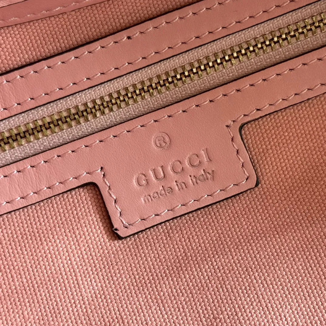 p1120. 💋💋💋"With full set of original counter packaging" [New Product] 2025 Autumn and Winter Series, the GG Emblem series reinterprets the brand's timeless elegance and exquisite craftsmanship. This tote bag features a tonal cotton-lined interior compartment and an adjustable shoulder strap for added functionality. Pink GG printed embossed leather Light gold tone hardware Light pink cotton lining The bag pictured is sold separately and does not come with the bag charm. Interior: Zippered pocket Adjustable leather shoulder strap: Height: 16 cm - 26 cm; Length: 72 cm Model number: 847456. Dimensions: 25cm (W) x 20cm (H) x 10cm (D) Weight: Approx. 0.55kg Color: Pink embossed. Made in Italy