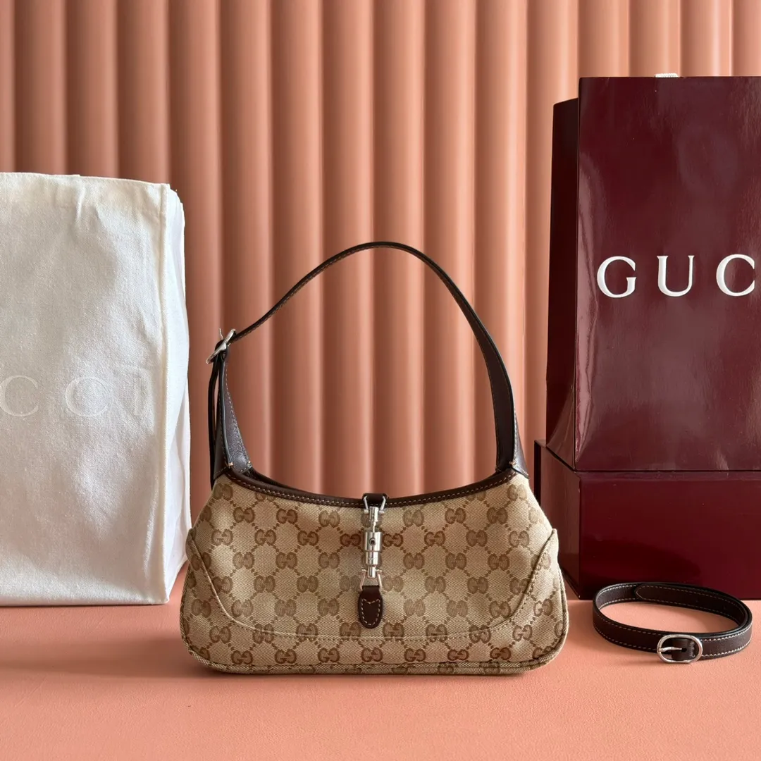 p1040 [Original sheepskin configuration counter full set of packaging] Gucci by Demna 2026 new era show jewelry Gucci new series: La Famiglia🟤 Designer Demna Gucci New designer Demna is here for her first show! La Famiglia’s new series is really amazing✨ Model: 863137 Size: 27.13.6