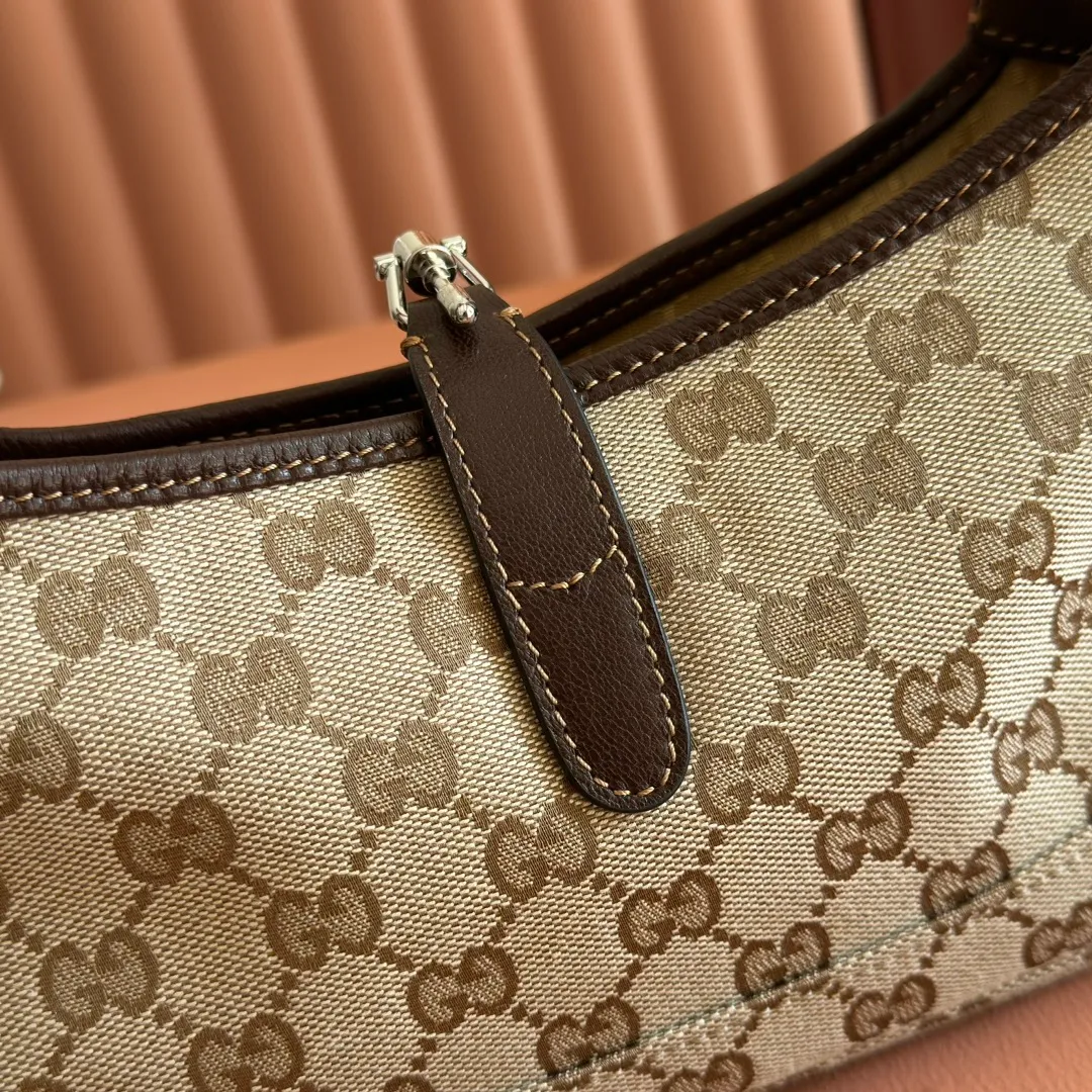 p1040 [Original sheepskin configuration counter full set of packaging] Gucci by Demna 2026 new era show jewelry Gucci new series: La Famiglia🟤 Designer Demna Gucci New designer Demna is here for her first show! La Famiglia’s new series is really amazing✨ Model: 863137 Size: 27.13.6
