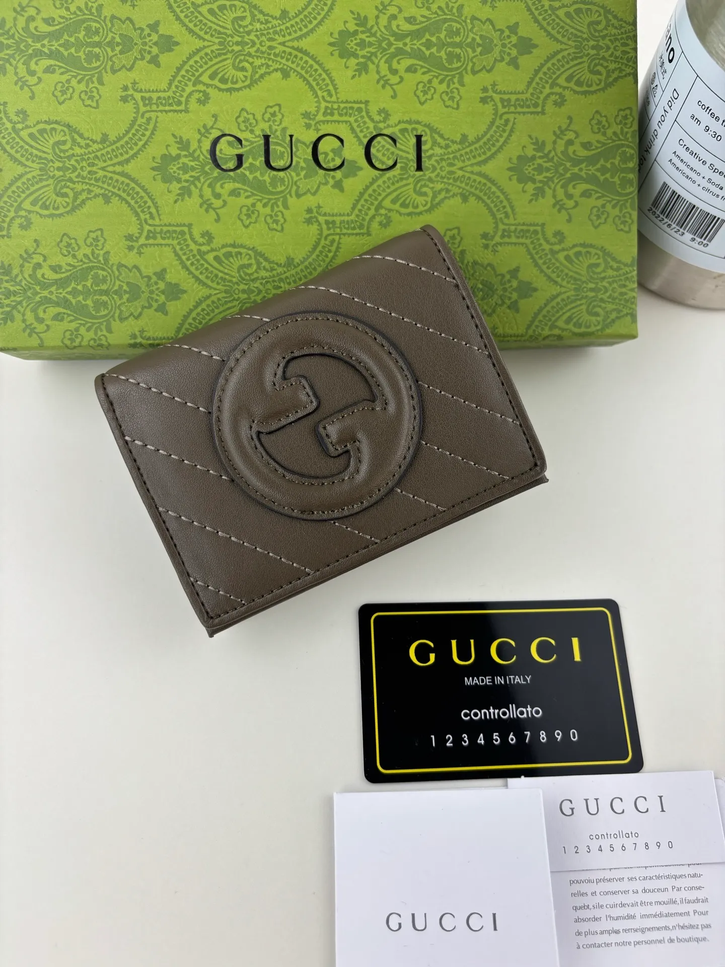 💰160 GUCCl Produced by Gujia! Blondie series card holder. The Gucci Blondie series uses one of the brand's bold patterns and a leather design of the same tone, exuding a subtle and restrained atmosphere. This series of ingenuity incorporates round geometric interlocking G's, fully displaying Gucci's modern aesthetic design. Style number: 760317 Size: 8.5cm x 11cm x 3cm Color: Brown