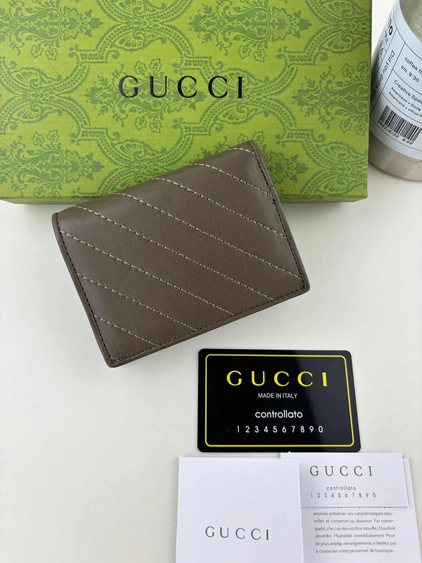 💰160 GUCCl Produced by Gujia! Blondie series card holder. The Gucci Blondie series uses one of the brand's bold patterns and a leather design of the same tone, exuding a subtle and restrained atmosphere. This series of ingenuity incorporates round geometric interlocking G's, fully displaying Gucci's modern aesthetic design. Style number: 760317 Size: 8.5cm x 11cm x 3cm Color: Brown