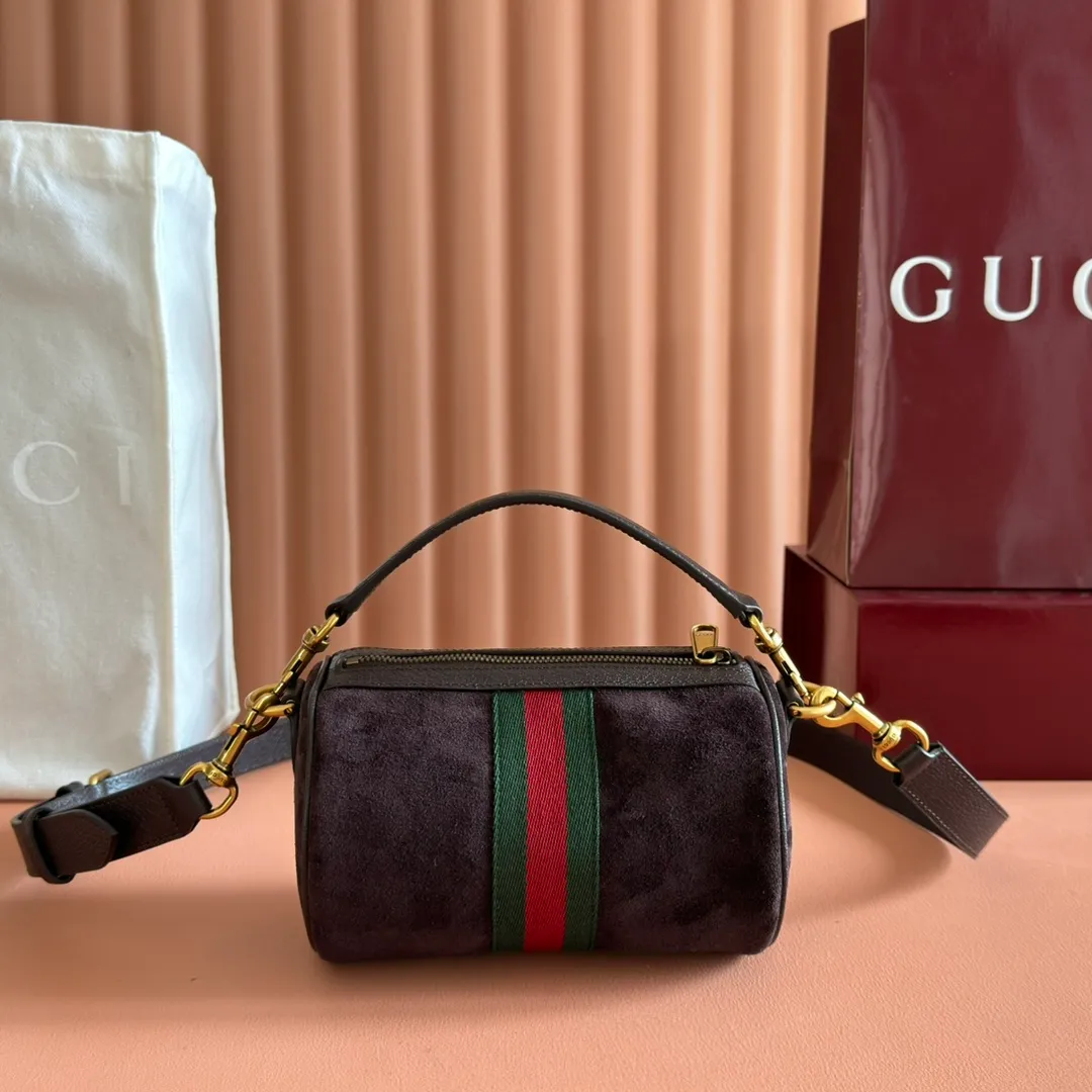 p1060. 💋💋💋【With full set of original counter packaging】The Ophidia series is ingeniously integrated with striped webbing and gold-tone double G logo, adding new works to the 2025 autumn and winter series. This mini bag is made of dark gray suede, embellished with red and green striped webbing, and has an adjustable leather shoulder strap. Dark gray suede Gold-tone hardware Cotton and linen blend lining Double G Web detail Detachable handle (8.9cm high) Detachable and adjustable leather shoulder strap (52.8cm high) Zip closure Ident.: 846869. Dimensions: 18.5x11x11cm. Color: dark brown velvet. Made in Italy