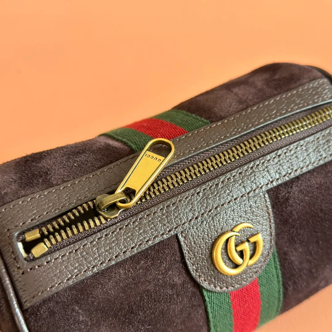 p1060. 💋💋💋【With full set of original counter packaging】The Ophidia series is ingeniously integrated with striped webbing and gold-tone double G logo, adding new works to the 2025 autumn and winter series. This mini bag is made of dark gray suede, embellished with red and green striped webbing, and has an adjustable leather shoulder strap. Dark gray suede Gold-tone hardware Cotton and linen blend lining Double G Web detail Detachable handle (8.9cm high) Detachable and adjustable leather shoulder strap (52.8cm high) Zip closure Ident.: 846869. Dimensions: 18.5x11x11cm. Color: dark brown velvet. Made in Italy