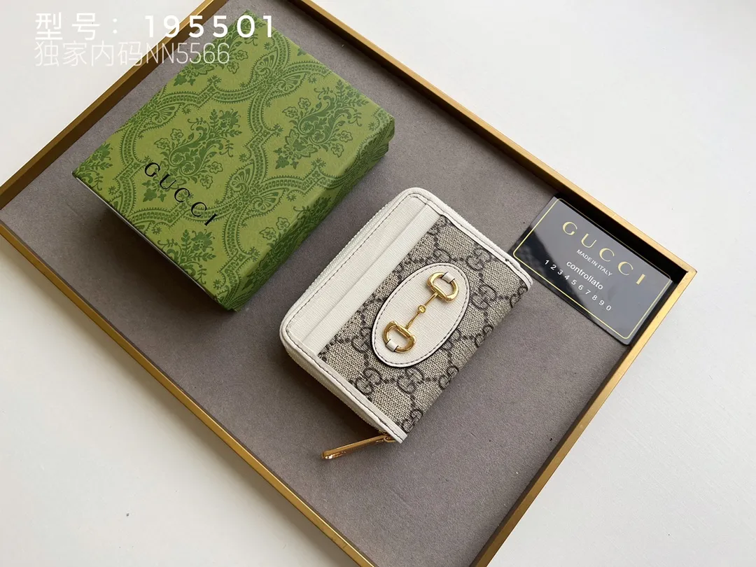 💰140 Top Original 💎 Spring/Summer Series# Newly launched this Gucci 1955 horsebit card holder made of GG Supreme high-grade artificial canvas and brown leather. This series adopts the same double-ring and long strip design as the handbags. This detail is inspired by the brand’s equestrian roots. It is one of Gucci’s classic heritage and one of the brand’s most representative symbolic elements. Model: 195501 Size: 11.5x8.5x3