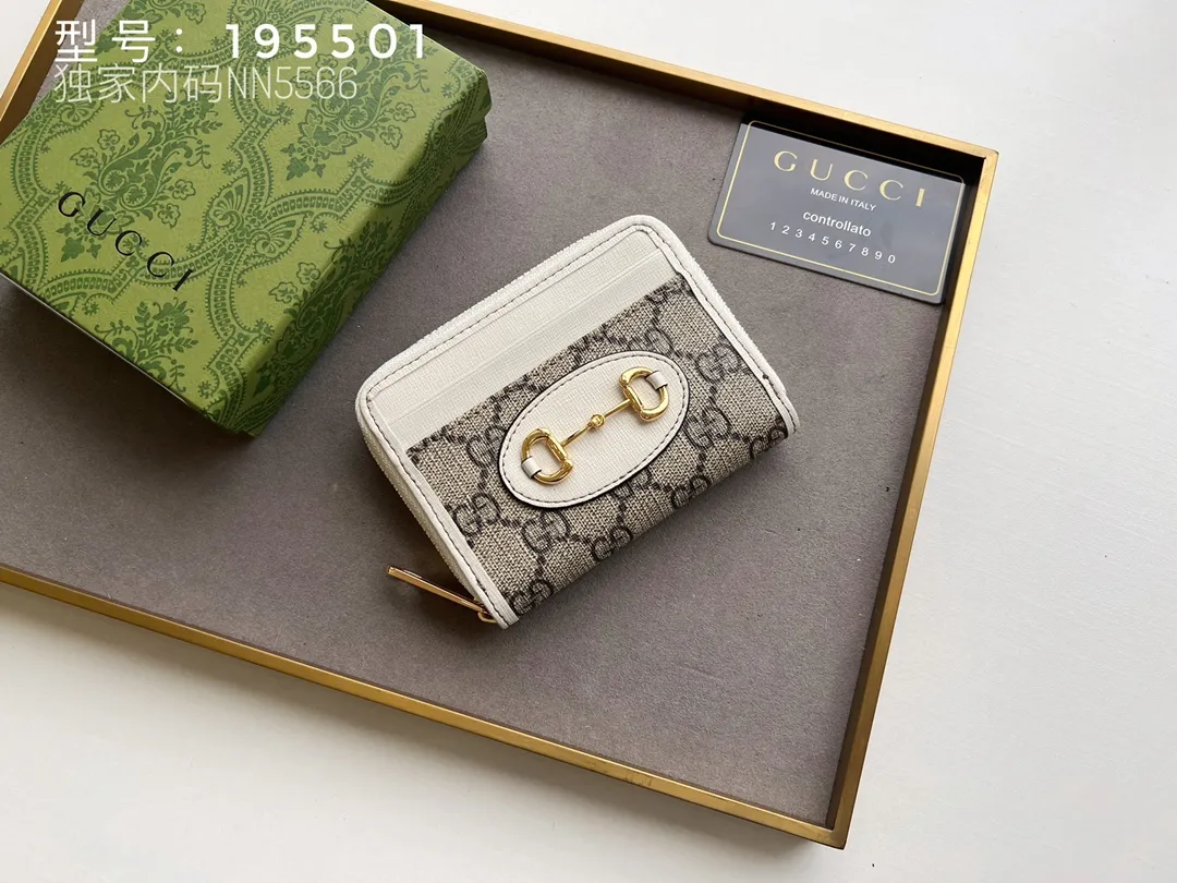 💰140 Top Original 💎 Spring/Summer Series# Newly launched this Gucci 1955 horsebit card holder made of GG Supreme high-grade artificial canvas and brown leather. This series adopts the same double-ring and long strip design as the handbags. This detail is inspired by the brand’s equestrian roots. It is one of Gucci’s classic heritage and one of the brand’s most representative symbolic elements. Model: 195501 Size: 11.5x8.5x3