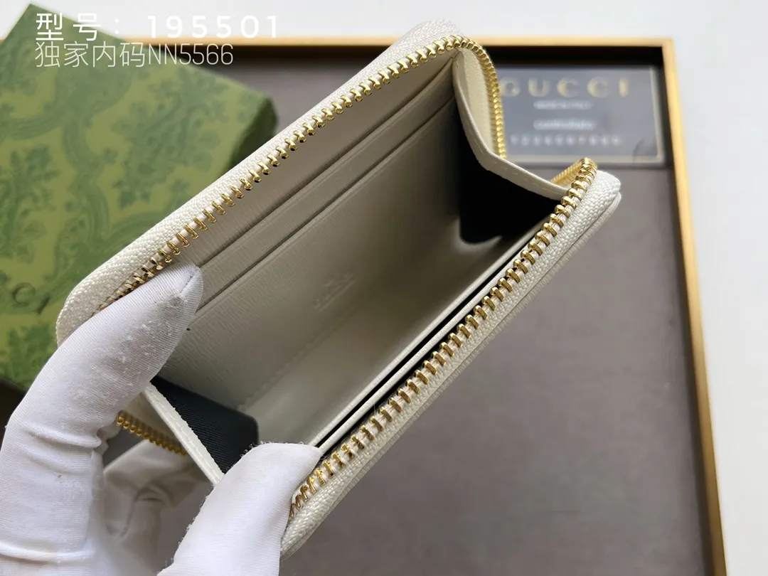 💰140 Top Original 💎 Spring/Summer Series# Newly launched this Gucci 1955 horsebit card holder made of GG Supreme high-grade artificial canvas and brown leather. This series adopts the same double-ring and long strip design as the handbags. This detail is inspired by the brand’s equestrian roots. It is one of Gucci’s classic heritage and one of the brand’s most representative symbolic elements. Model: 195501 Size: 11.5x8.5x3